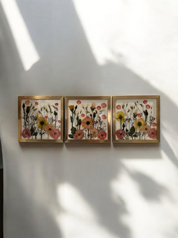 Bilderrahmen Collage zur Hochzeit: Getrocknete Blumen deines Brautstraußes kunstvoll in drei Bildern arrangiert. Handgemacht und einzigartig.