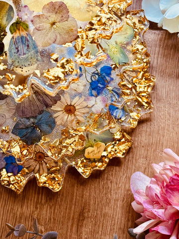 Detailaufnahme einer Epoxidharz Etagere mit natürlichen Blumen, goldenen Splittern und edler Form – perfekt als Geschenk oder Dekoration