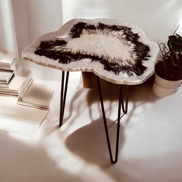 Epoxidharz Couchtisch mit eleganter Nierenform, 53x35 cm – modernes Design mit glänzender Silber- und Schwarzstruktur