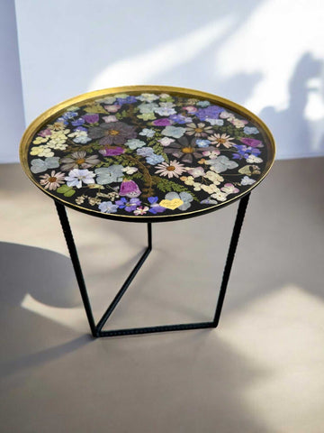 Epoxidharz Couchtisch mit metallischer Struktur und floraler Platte – echtes Blütenmeer unter transparentem Harz, perfekt fürs Wohnzimmer