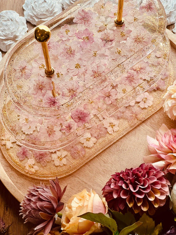 Exklusive 3-stöckige ovale Etagere aus Resin mit rosa Blüten und Goldstaub, handgefertigt – ideal für festliche Dekoration oder als Geschenk.Epoxidharz Etagere Kuchenstaender getrocknete rosa Blueten mit Gold.