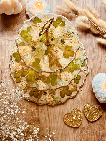Natürlicher Kuchenständer aus Epoxidharz mit getrocknetem Fingerhut, goldenen Akzenten und Erdbeerblättern – eine einzigartige Etagere für elegante Tischdekorationen