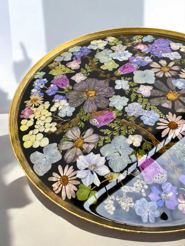 Floraler Epoxidharz Couchtisch mit vielen getrockneten Blumen, handgearbeitet, 31x38 cm, ideal als dekorativer Akzent im Wohnbereich