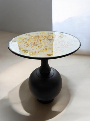 Handgefertigter Epoxidharz Couchtisch mit floraler Platte und Goldakzenten – rund, 36 cm, 43 cm hoch, künstlerisch & modern