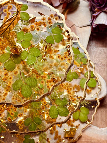 Dekorative Epoxidharz Etagere in Naturdesign mit Erdbeerblättern und Akazienblüten, handgefertigt, perfekt für elegante Tischdekorationen.