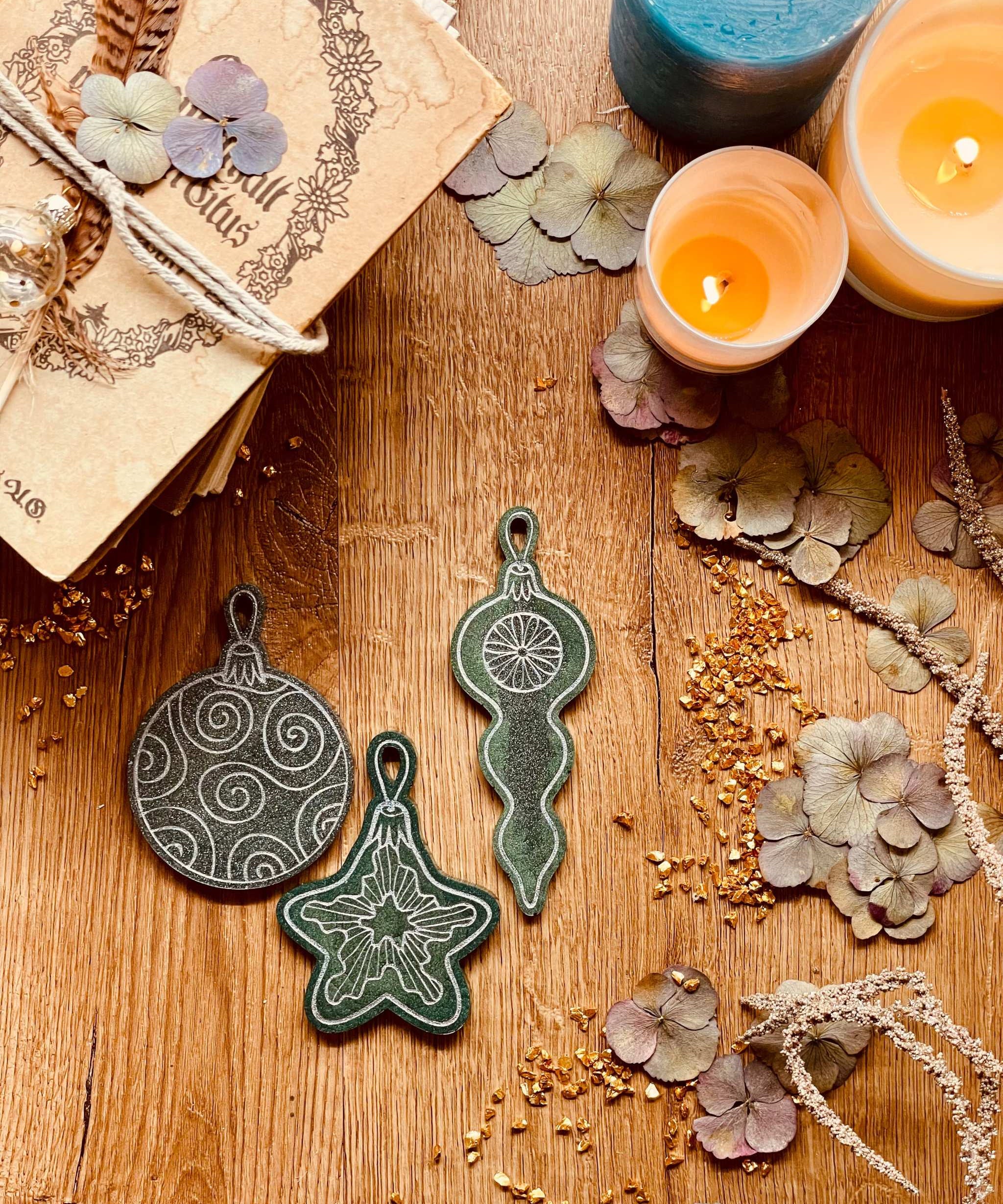 Weihnachtsbaumanhänger aus grünem Resin mit silber, Handgemachte Anhänger Set.