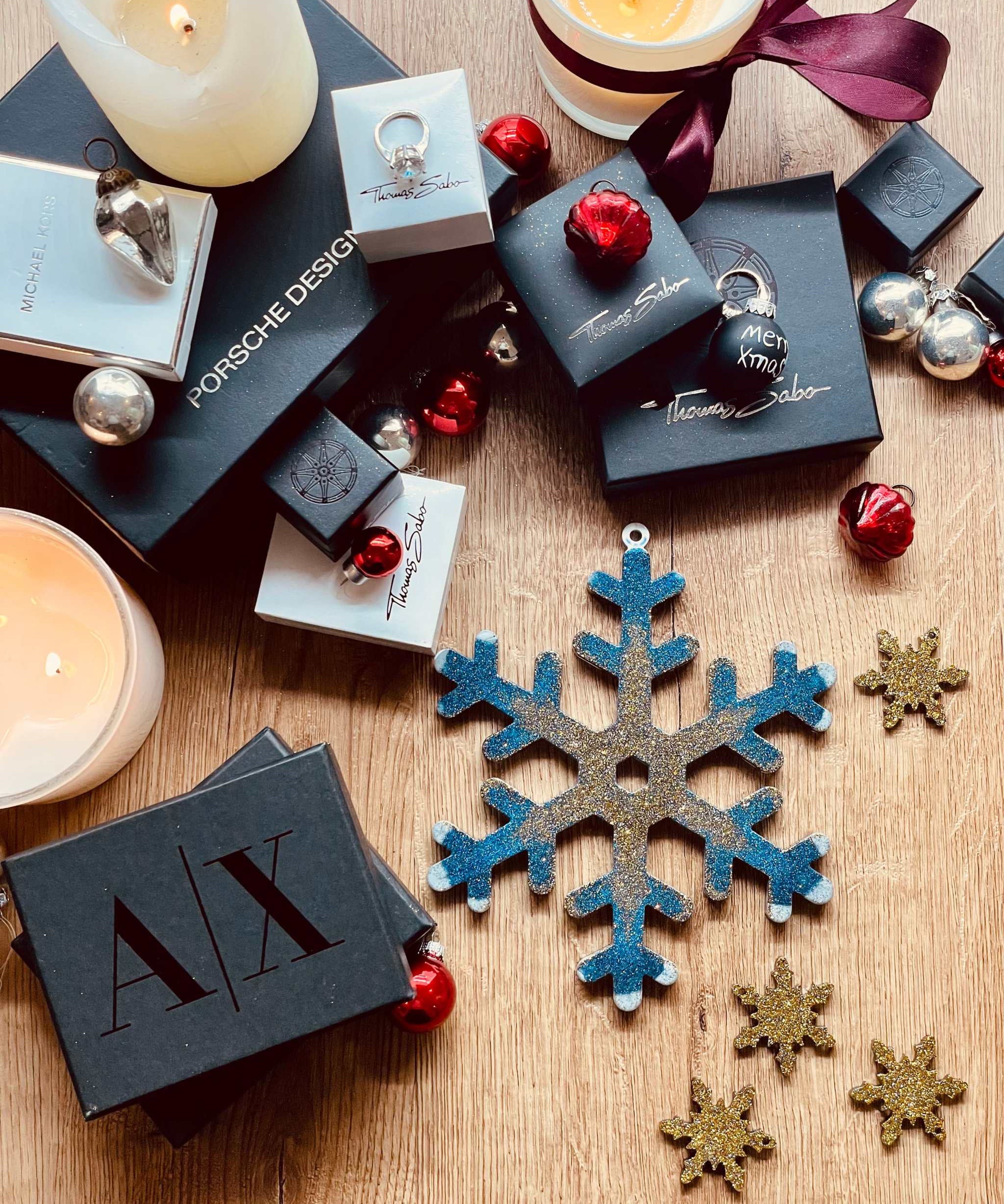 Handmade blue, white, and gold Weihnachtsbaumanhänger made of resin, perfect for Christmas tree decor.