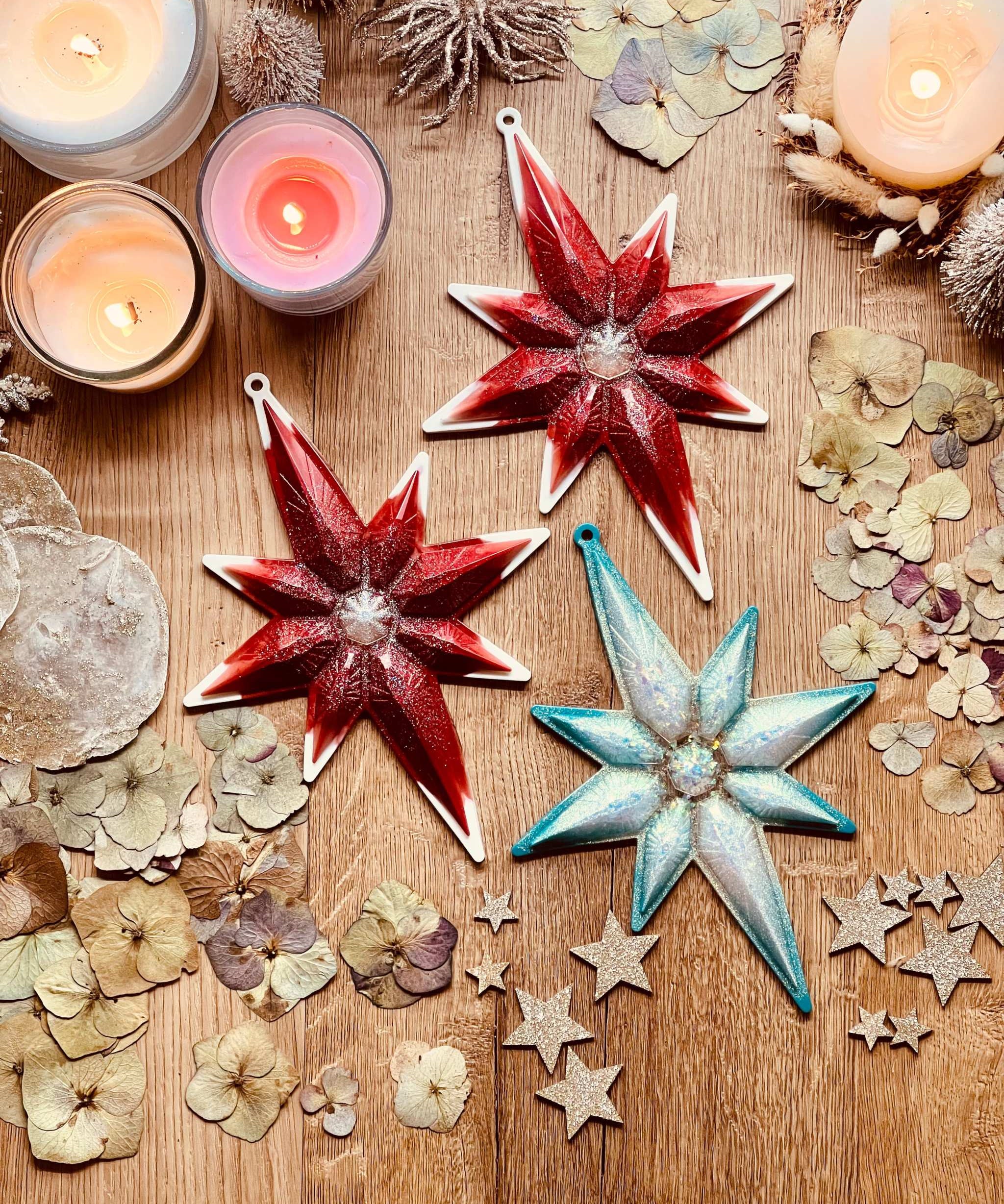 Handmade resin Weihnachtsbaumanhänger in red and turquoise with white and silver accents.