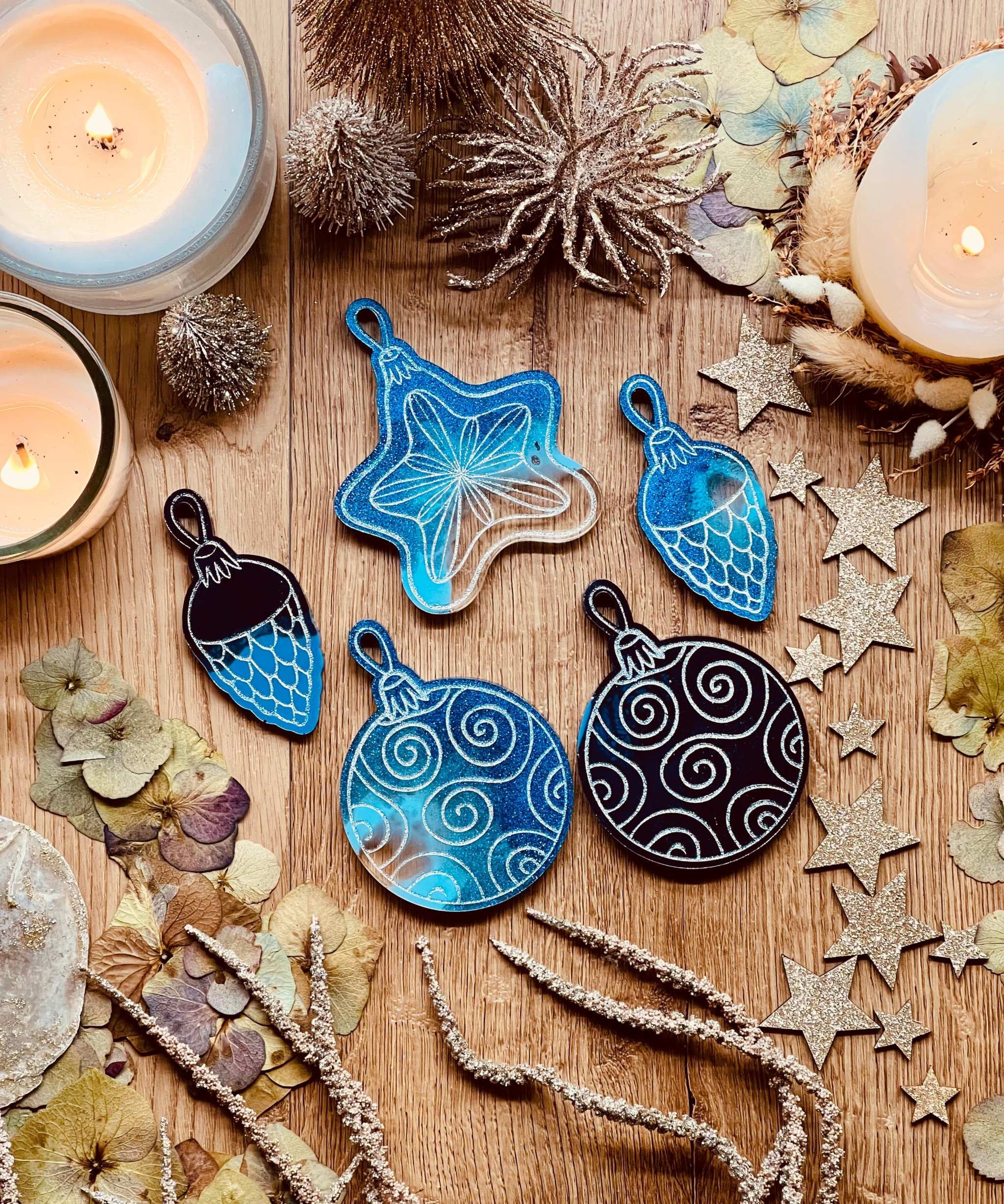 Blaue und silberne Weihnachtsbaumanhänger aus Resin im 5er-Set, handgemacht und einzigartig.