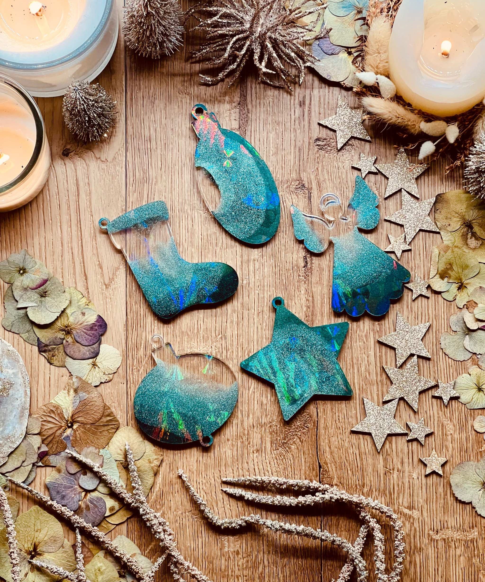 Weihnachtsbaumanhänger aus grünem Resin mit holographischer Oberfläche im 5er-Set.