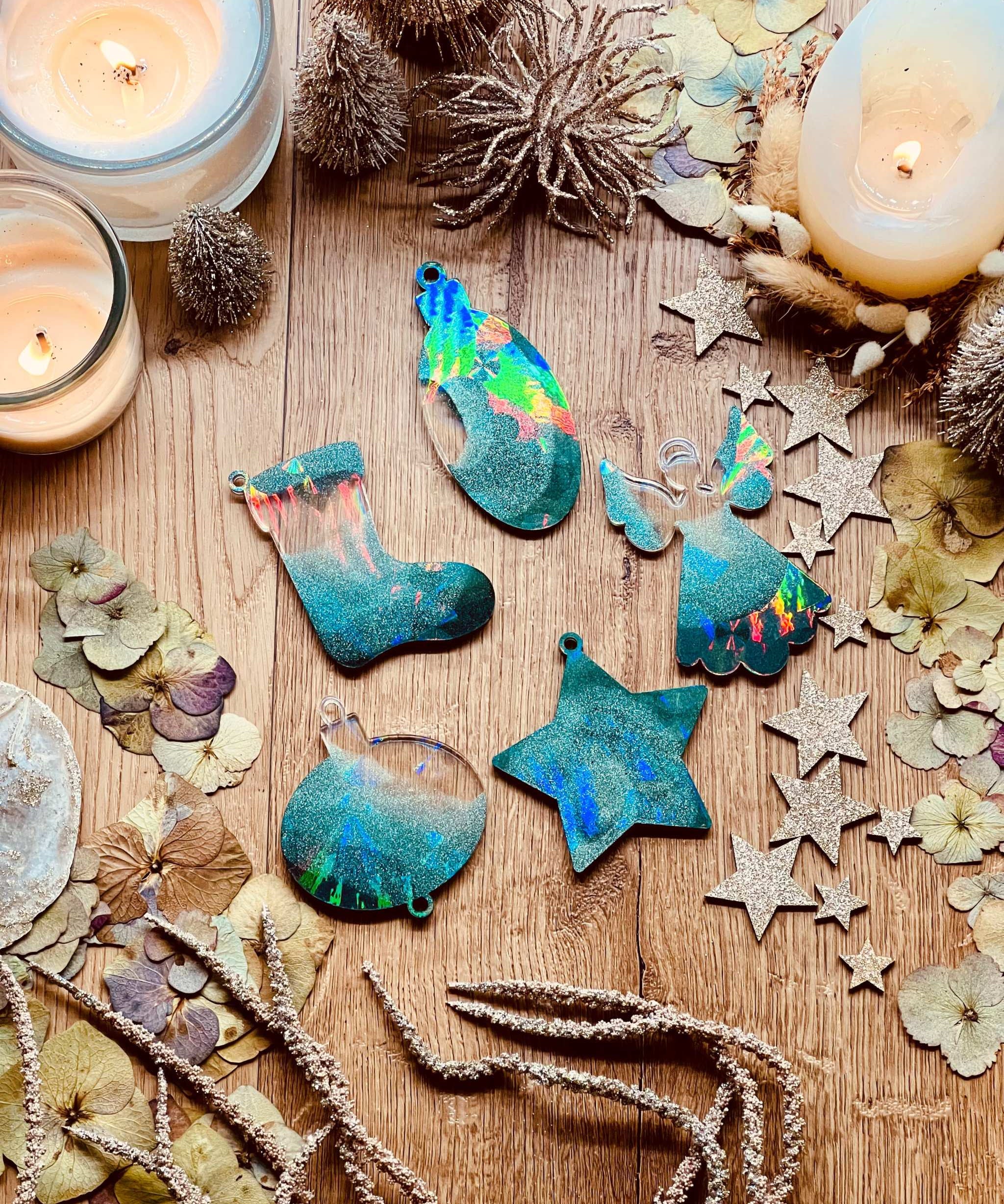 Weihnachtsbaumanhänger aus grünem Resin mit holographischer Oberfläche im 5-teiligen Set.