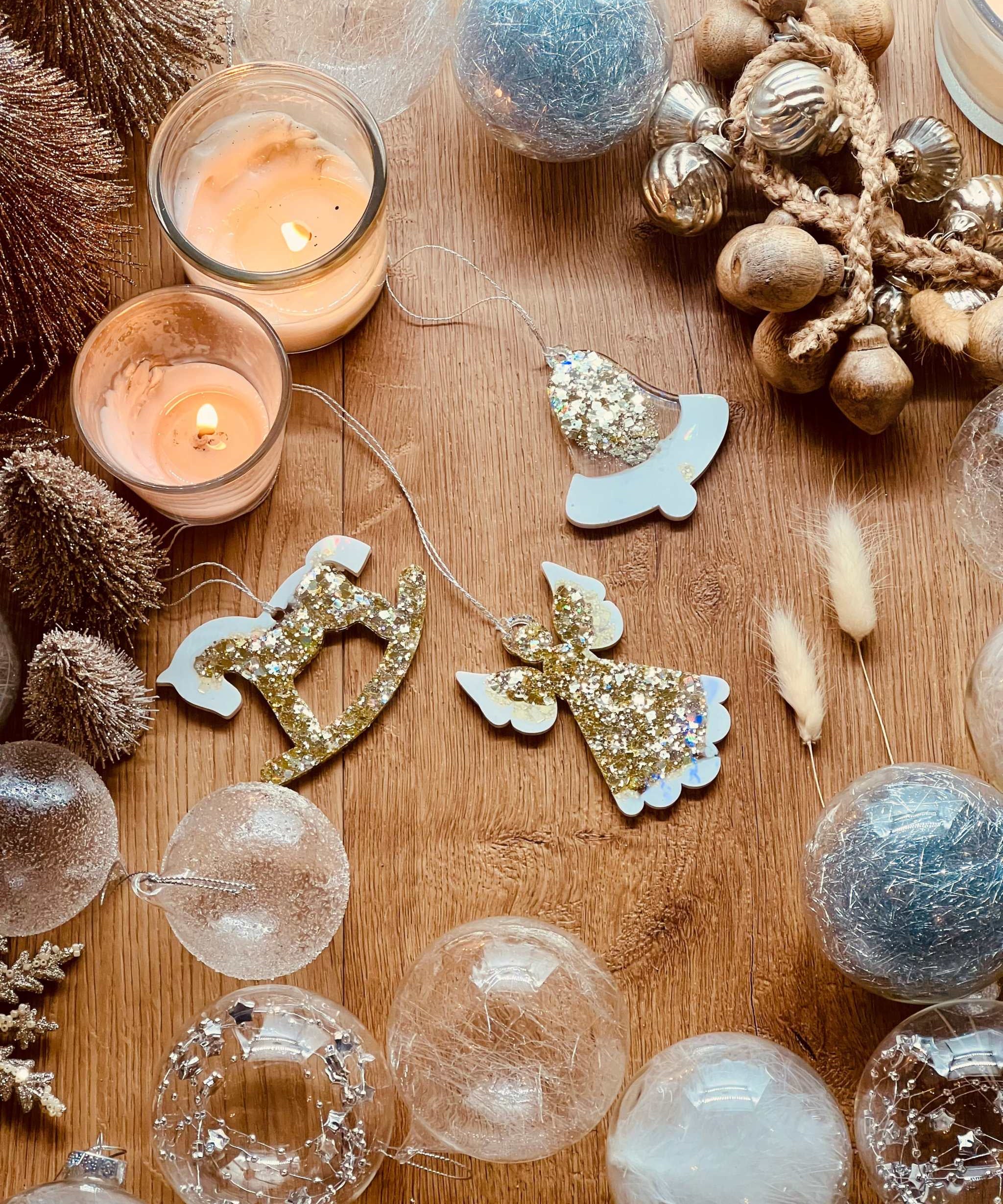 Weihnachtsbaumanhänger aus Resin in Gold und Weiß mit holographischer Oberfläche, 3-teiliges Set.