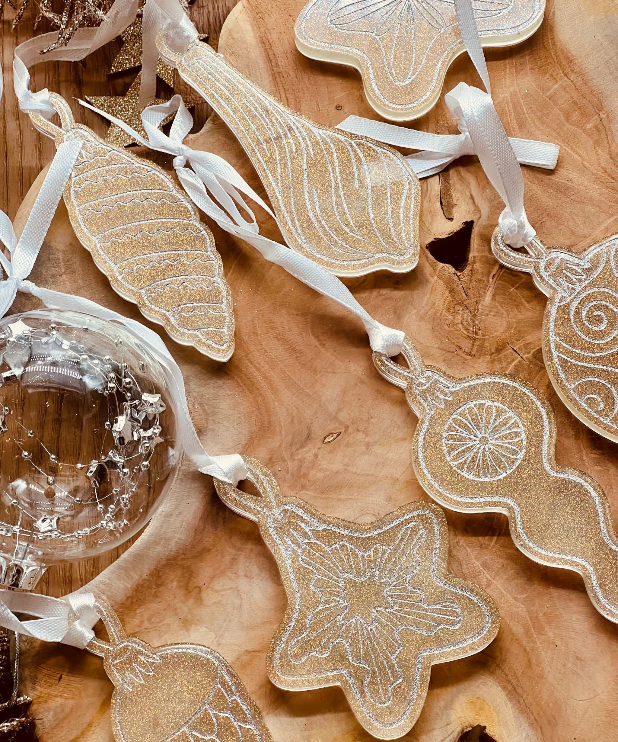 Weihnachtsbaumanhänger aus Resin in Silber mit Glitzer, handgemacht, 7-teiliges Set.