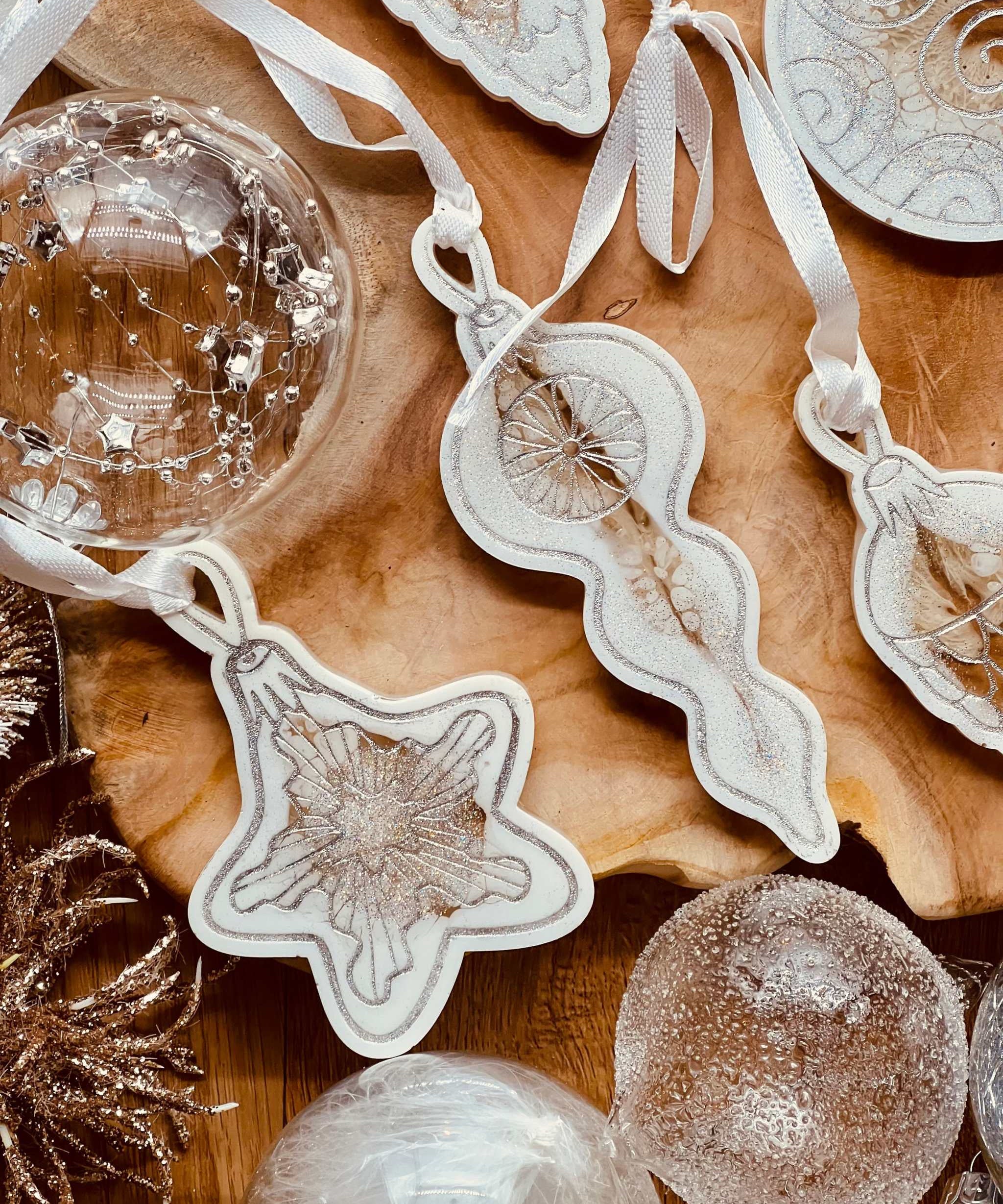 Weihnachtsbaumanhänger, 7 handgemachte weiße Anhänger aus Resin mit Silber, Dekoration.