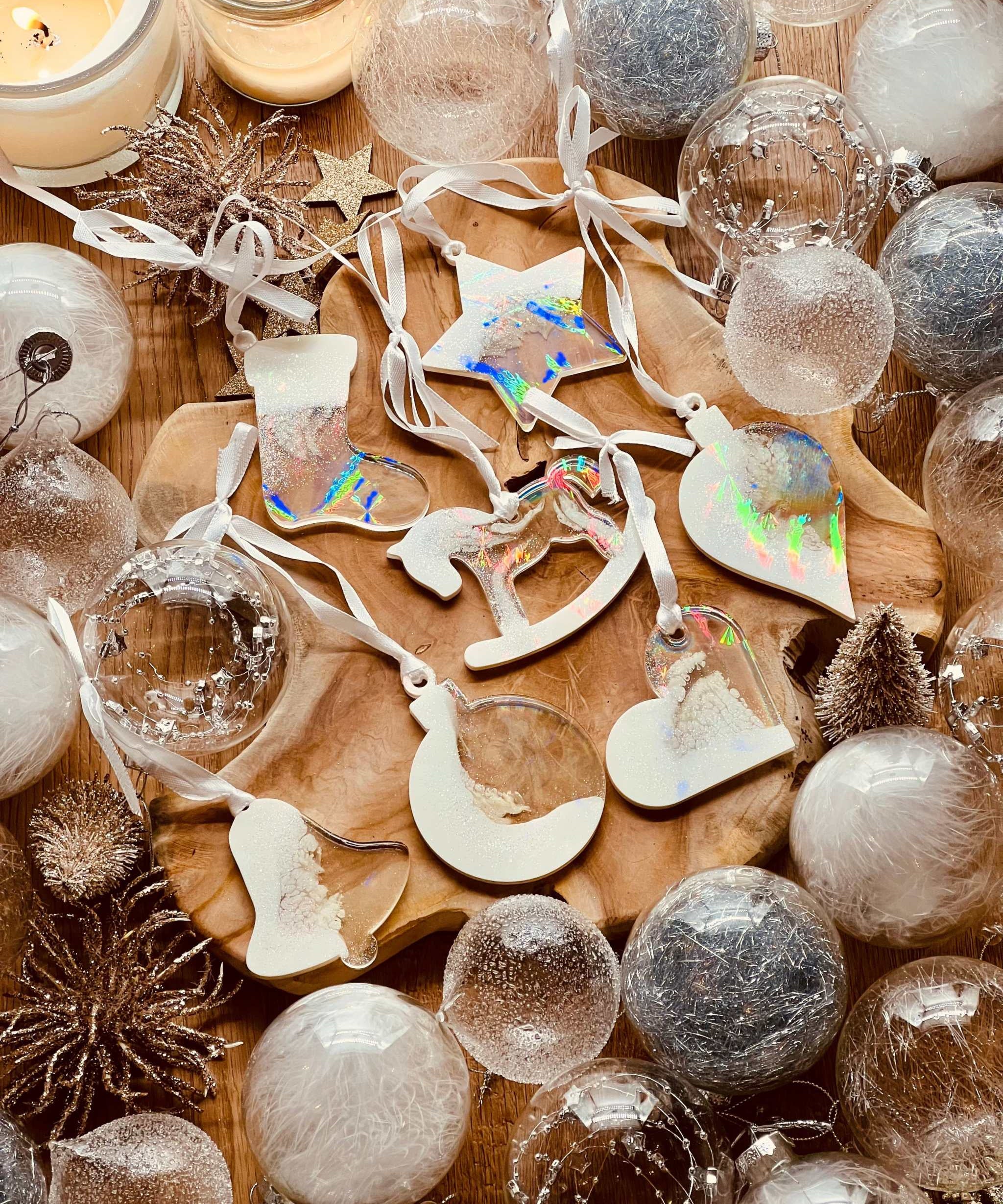7 Anhänger aus Resin in Weiß mit holographischer Oberfläche, Weihnachtsbaumanhänger-Set.