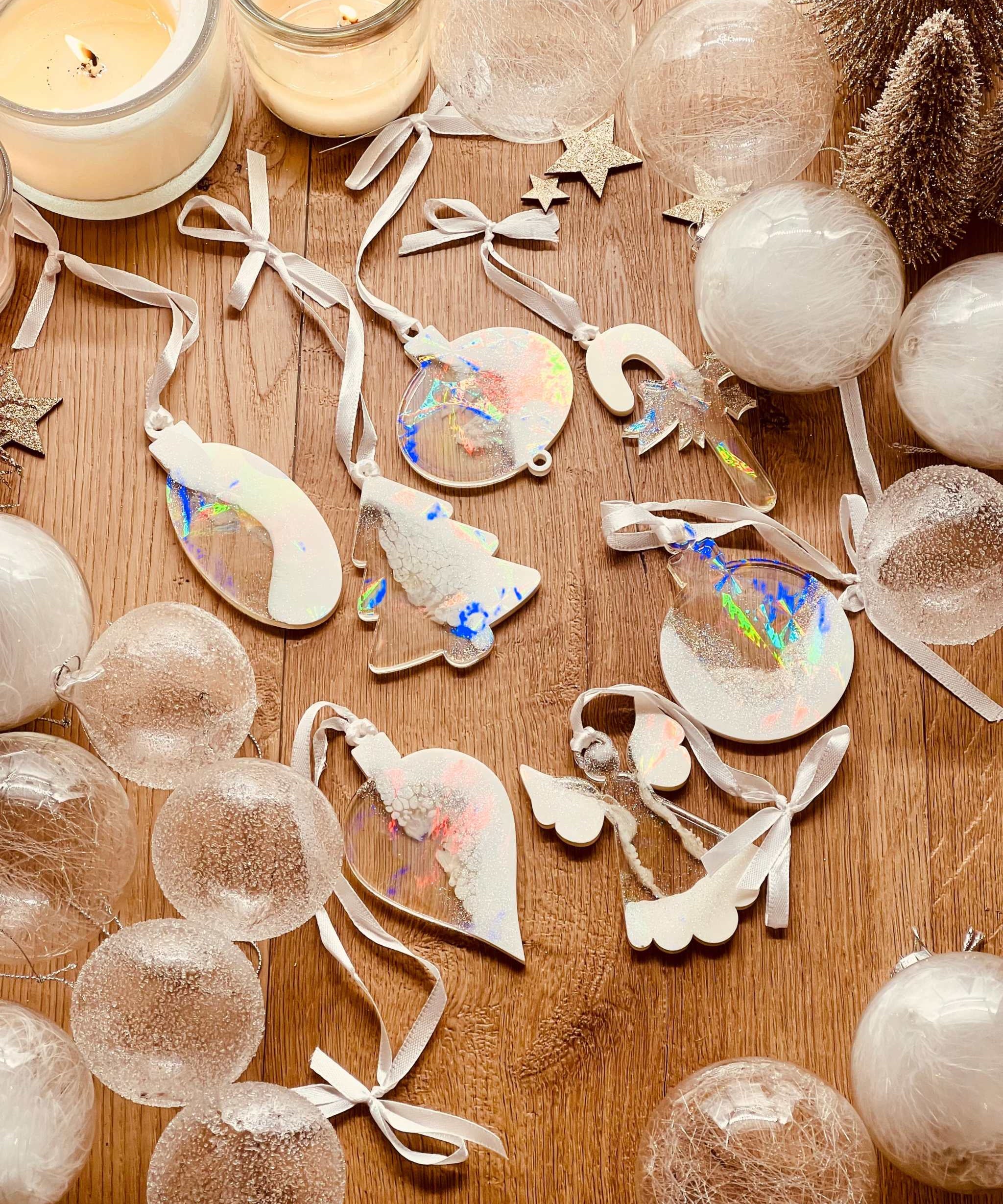Weihnachtsbaumanhänger aus Resin in Weiß mit holographischer Oberfläche, Set aus 7 Anhängern.