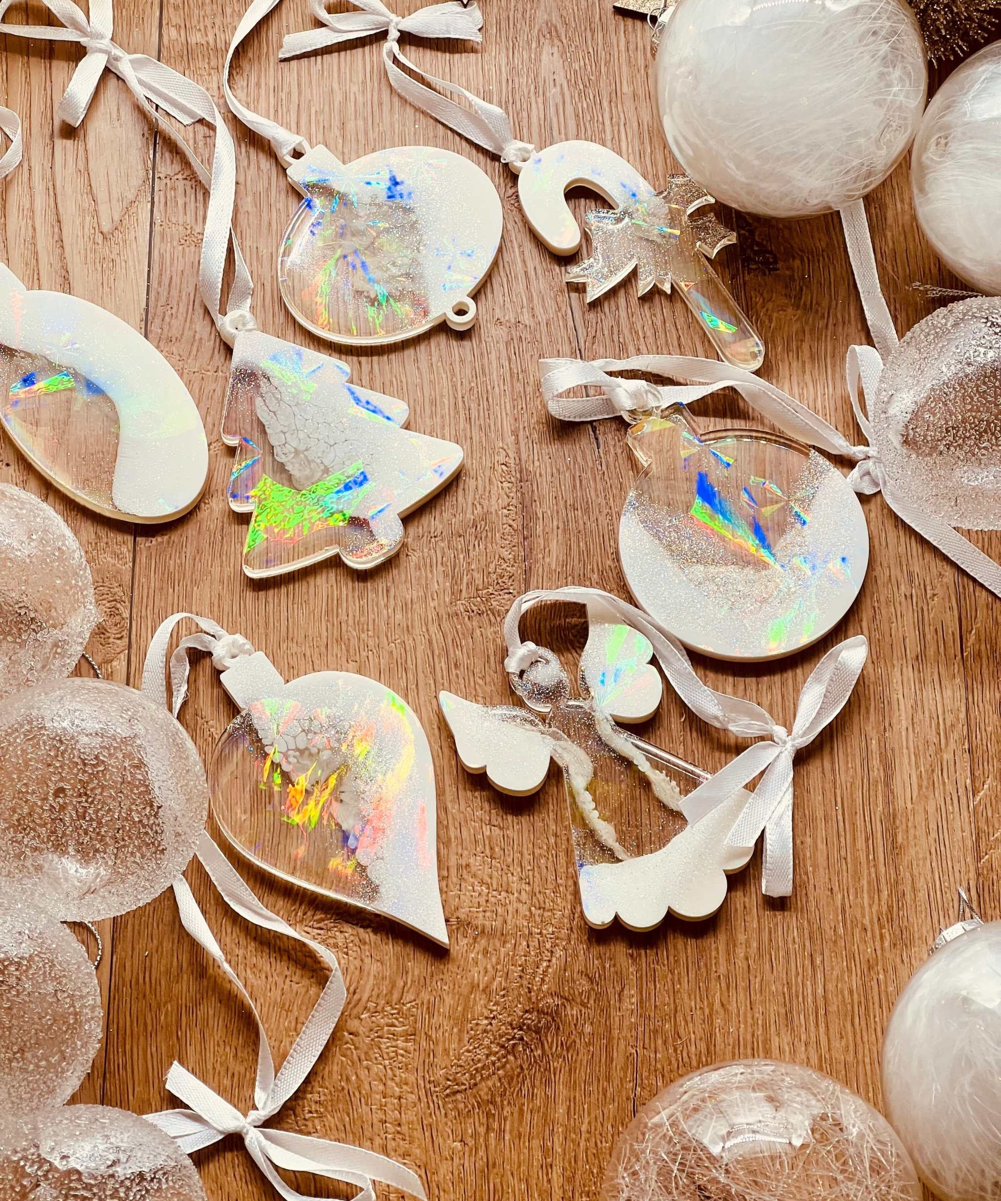 Weißer Weihnachtsbaumanhänger aus Resin mit holographischer Oberfläche, 7-teiliges Set.
