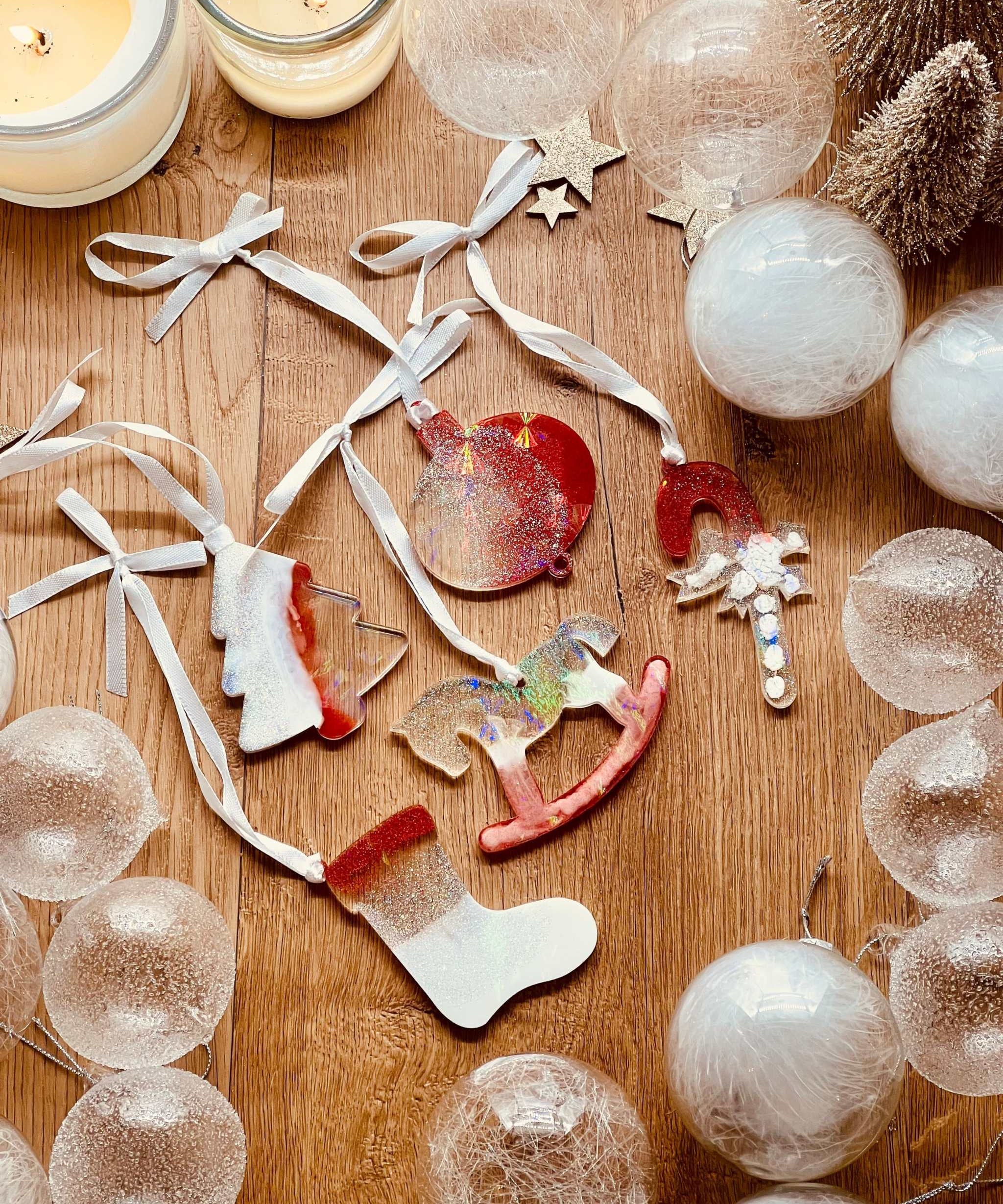 Weihnachtsbaumanhänger  - 5 Anhänger aus Resin in Rot und Weiß mit holographischer Oberfläche, handgemacht, Weihnachtsbaumdekoration.