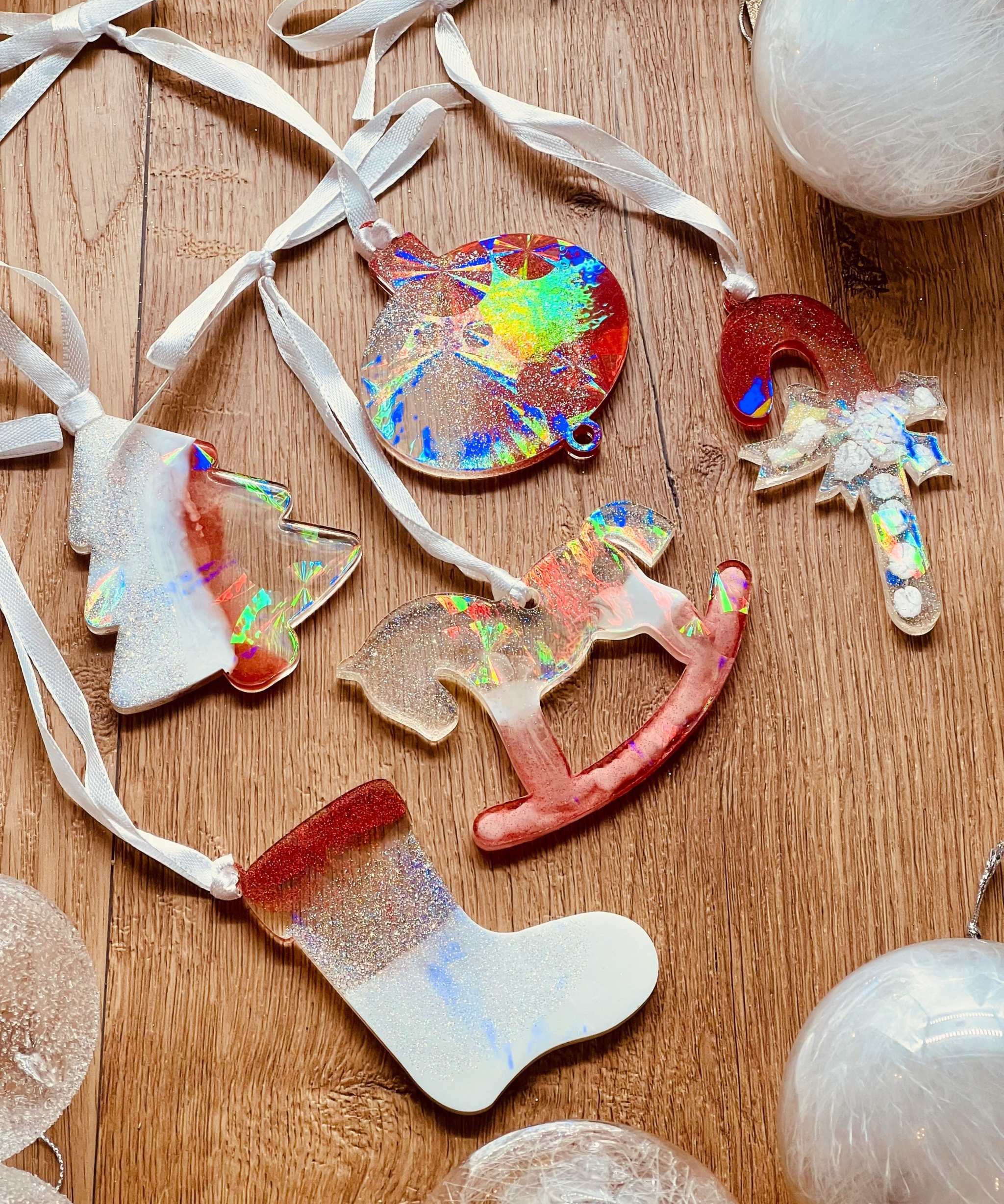 Weihnachtsbaumanhänger - 5 handgemachte Resin-Anhänger in Rot und Weiß mit holographischer Oberfläche, Set von 5.