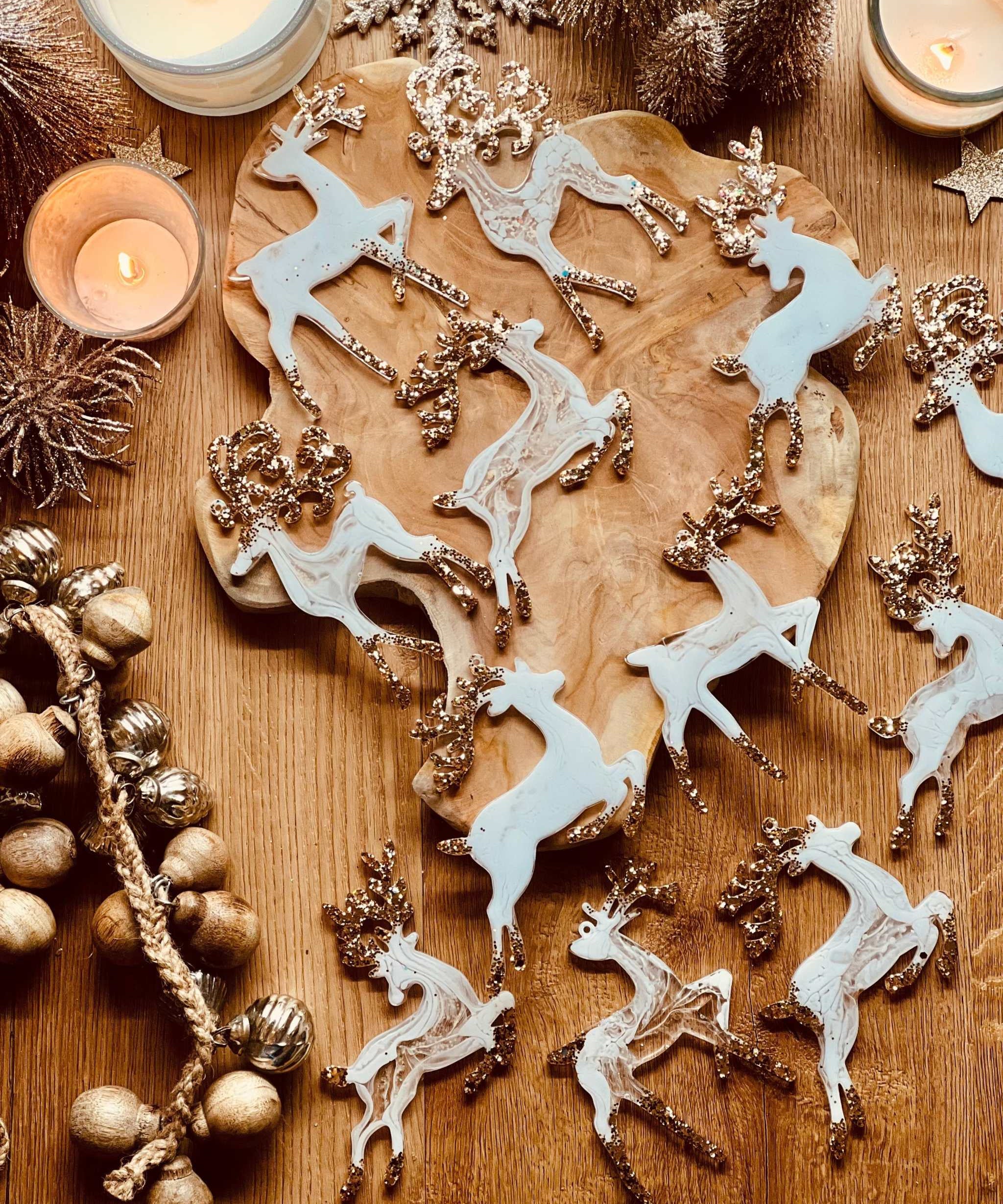 Weihnachtsbaumanhänger aus weißem Resin und Gold in Rentierform, handgemacht und einzigartig.