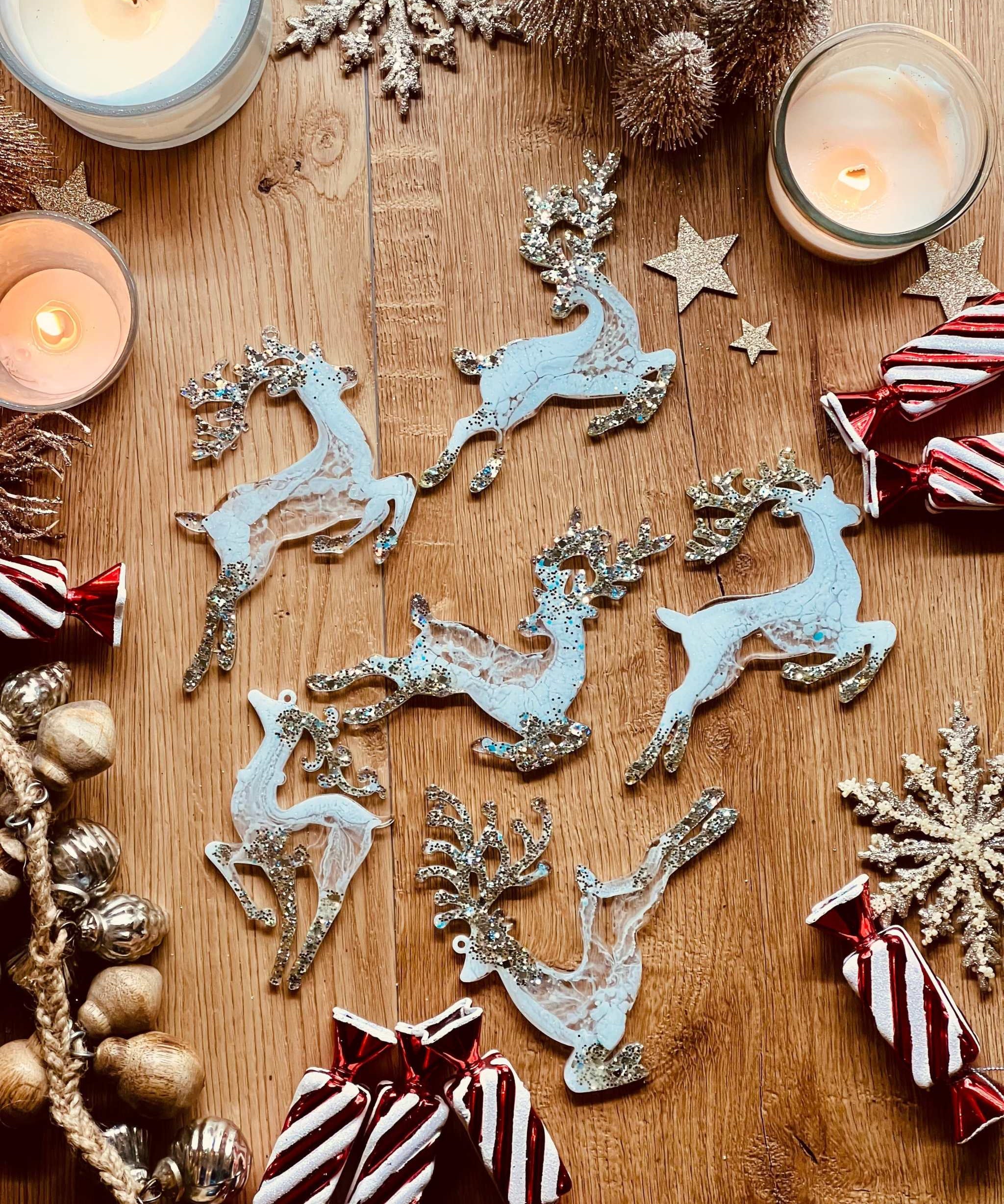 Weiß-silberne Rentier-Weihnachtsbaumanhänger aus Resin, handgemacht und einzigartig.