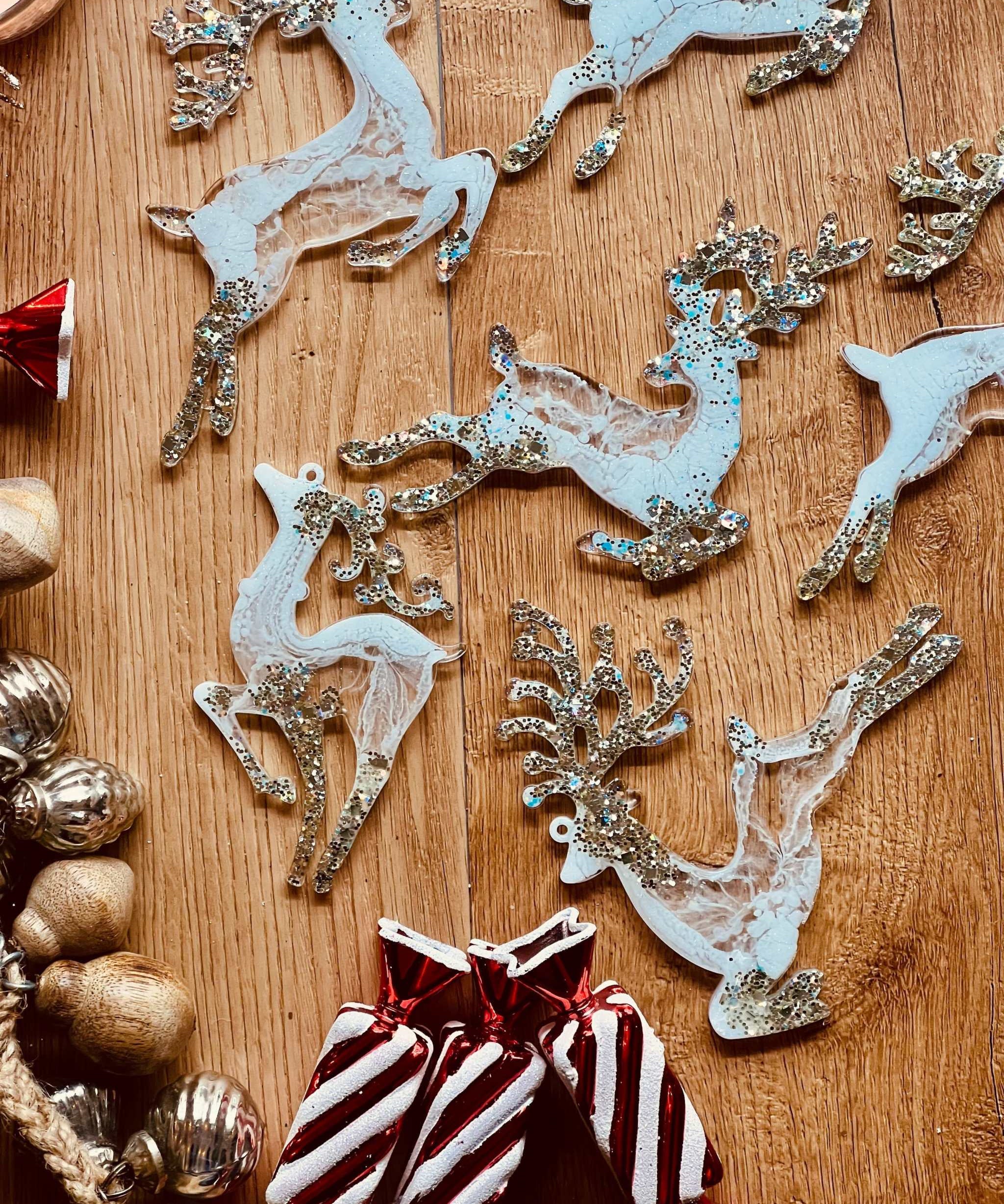 Weihnachtsbaumanhänger in Weiß und Silber, handgemachte Rentier-Anhänger aus Resin.