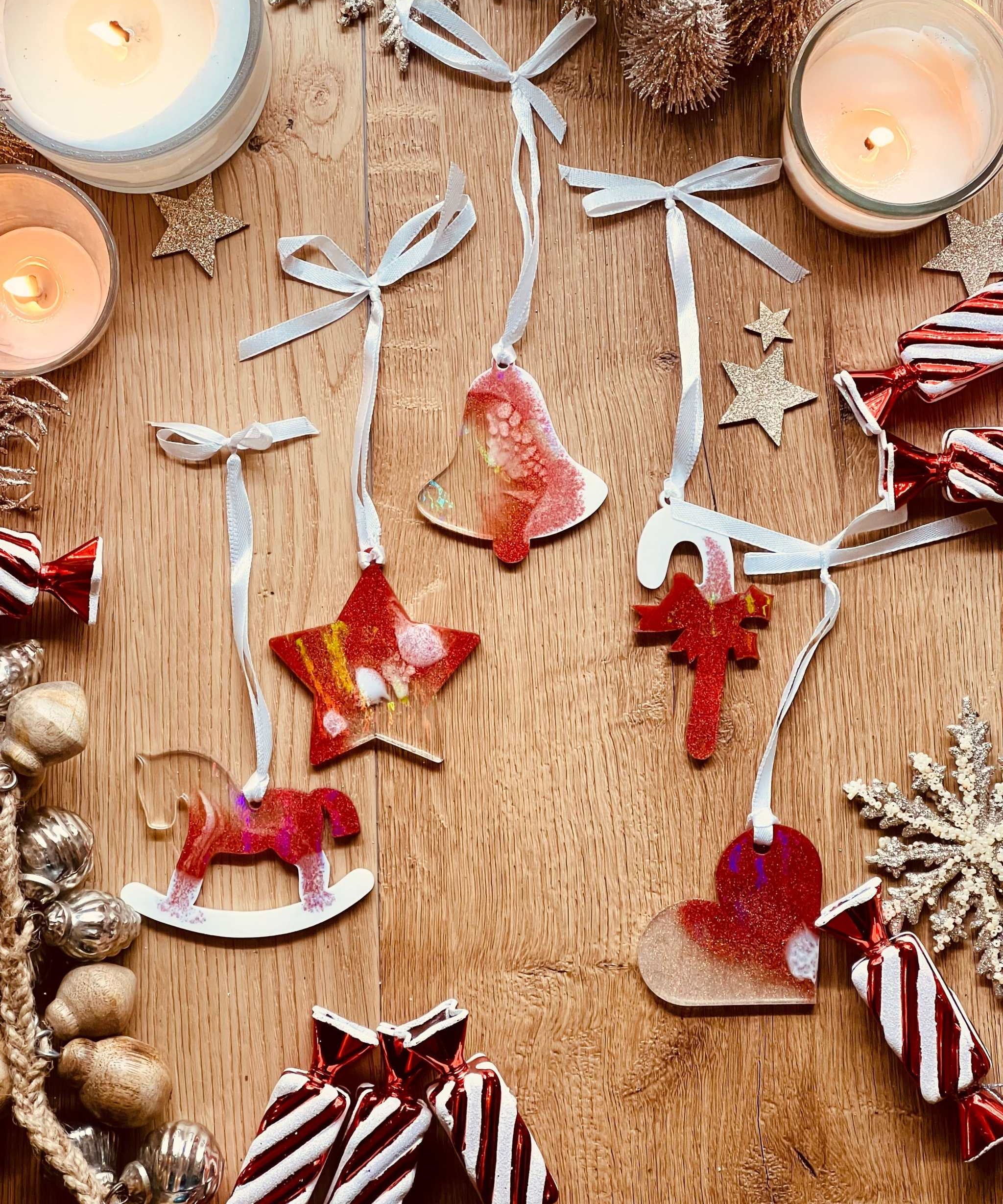 5 handgemachte Weihnachtsbaumanhänger aus Resin in Rot und Weiß mit holographischer Oberfläche.