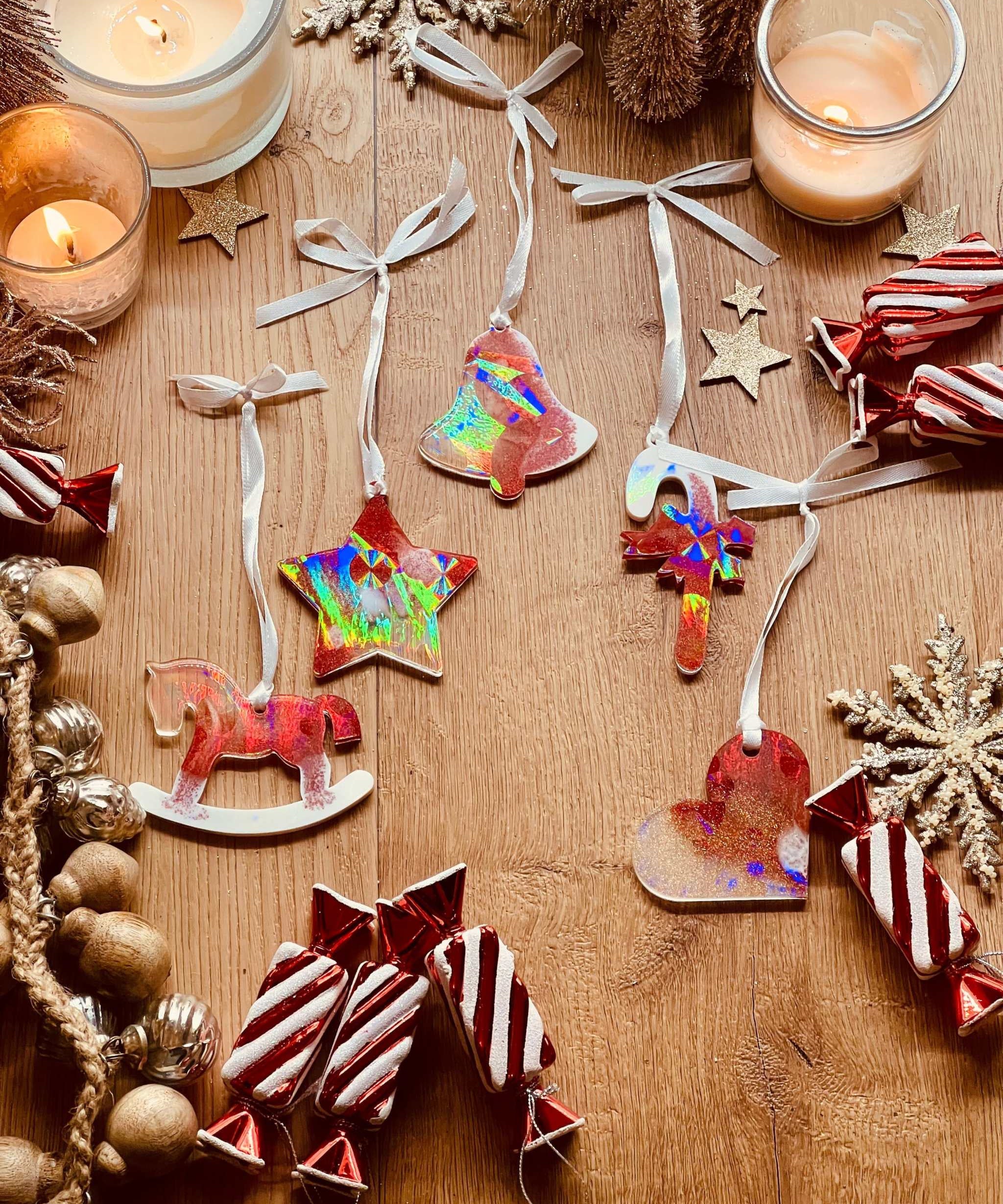 Handmade resin Christmas tree ornaments in red and white with holographic surface, 5-piece set.