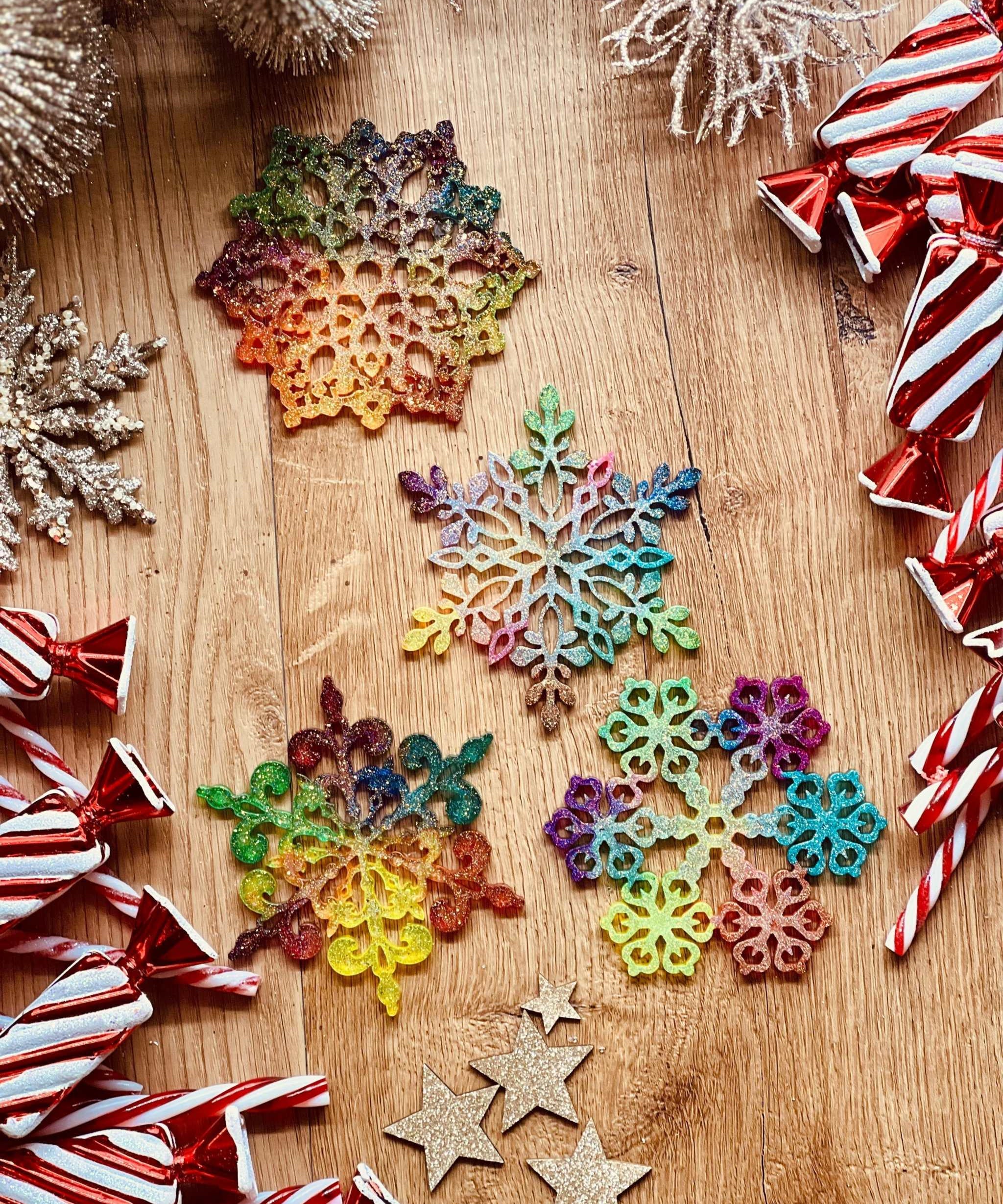 Weihnachtsbaumanhänger  - Vier verspielte Rainbow Anhänger aus Resin als Weihnachtsbaumschmuck.