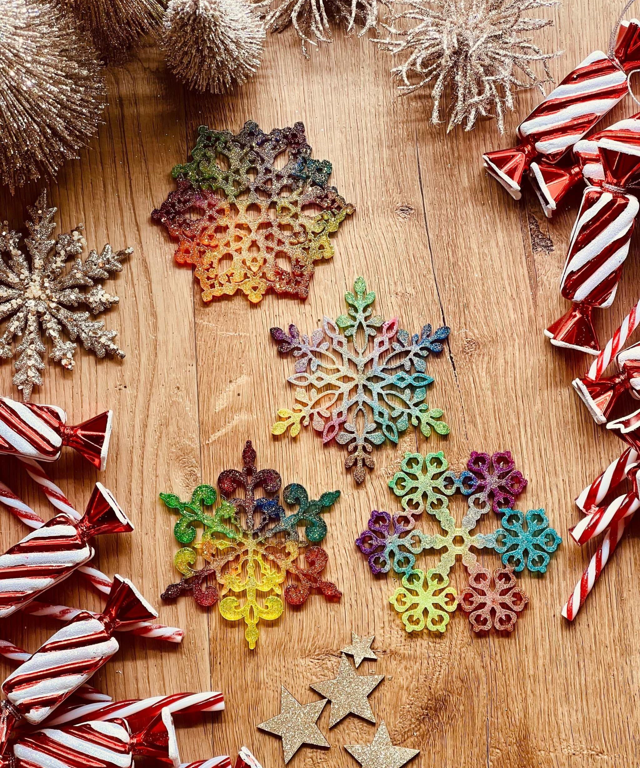 Weihnachtsbaumanhänger - Bunte Rainbow Anhänger aus Resin als Weihnachtsbaumschmuck und Fensterdeko.