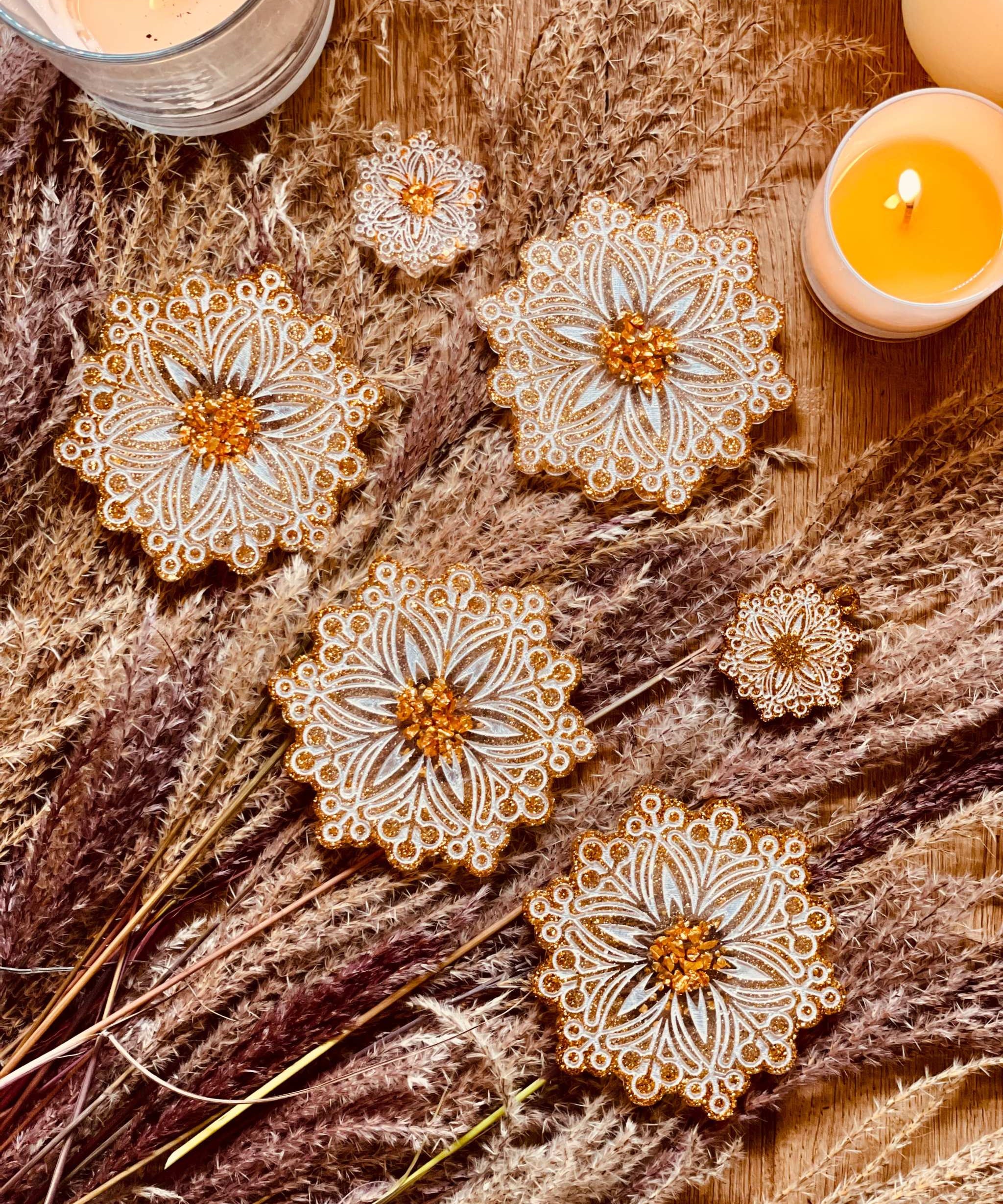 Weihnachtliche Deko mit 4 gold-weißen Resin-Untersetzern und 2 Anhängern, handgemacht, festliche Tischdekoration.