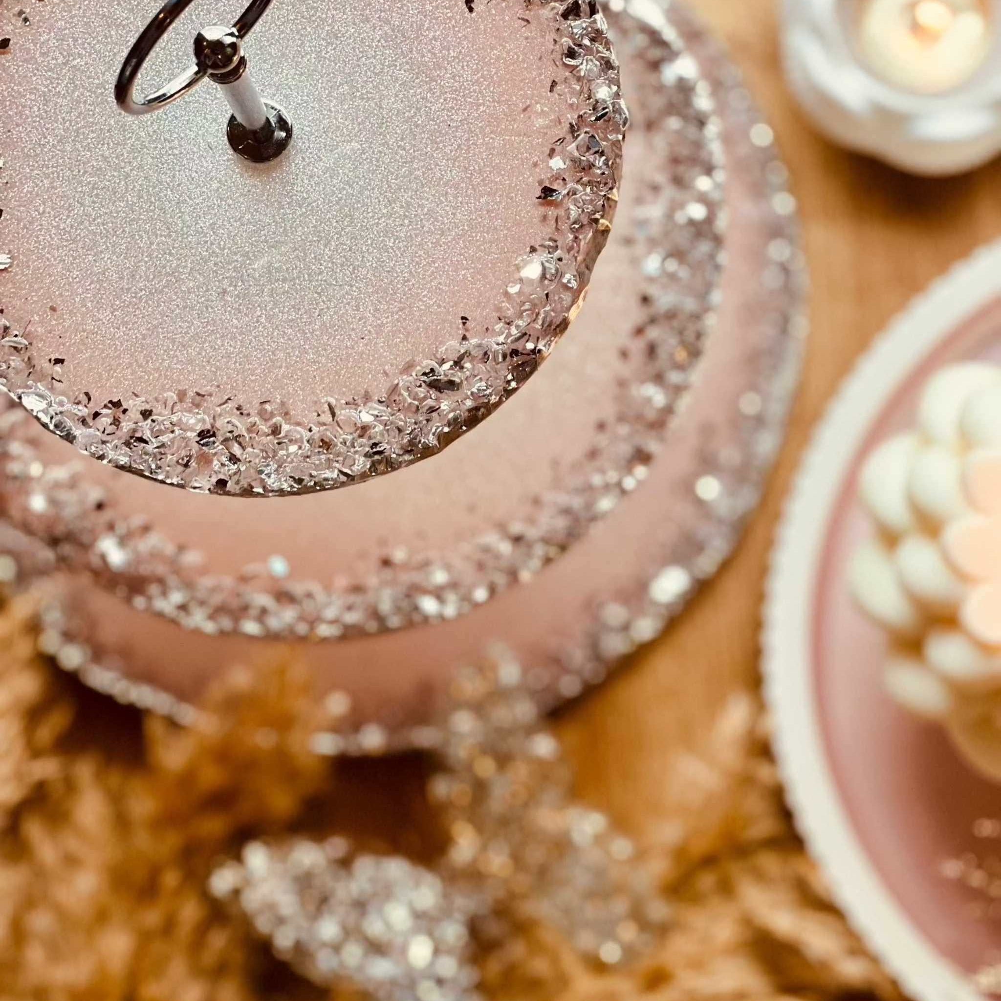 Eleganter handgefertigter Kuchenständer zur stilvollen Präsentation von Gebäck und Dekorationen