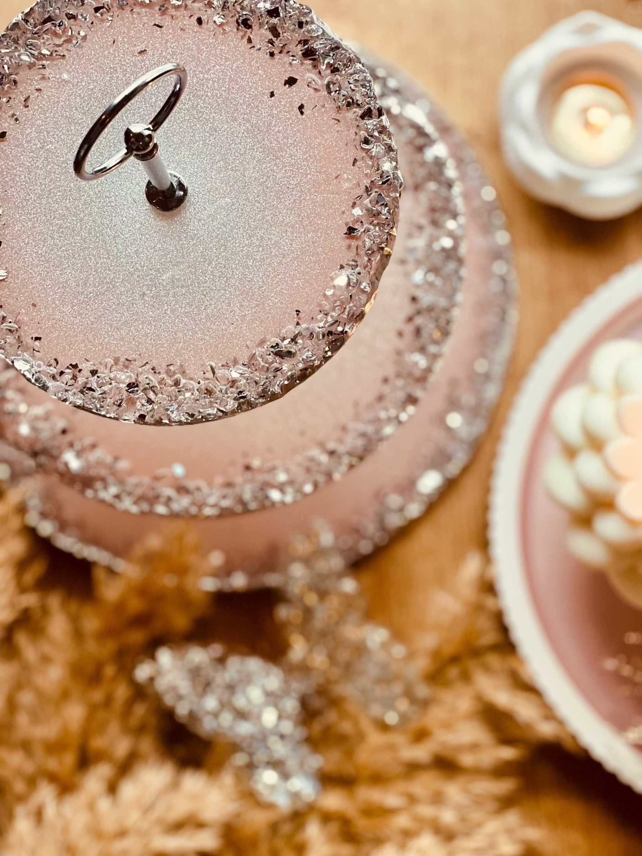 Eleganter handgefertigter Kuchenständer zur stilvollen Präsentation von Gebäck und Dekorationen