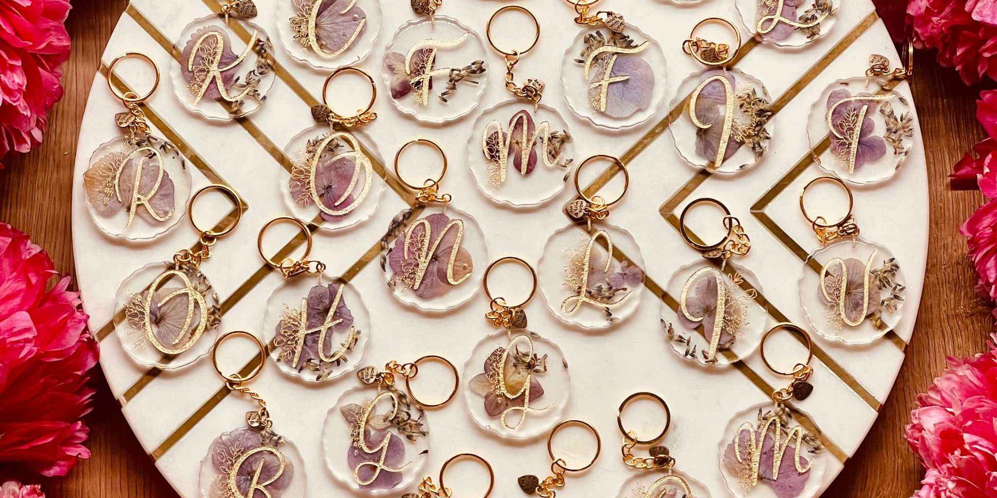 Designer Schlüsselanhänger aus Resin mit funkelnden Pigmenten und Goldakzenten