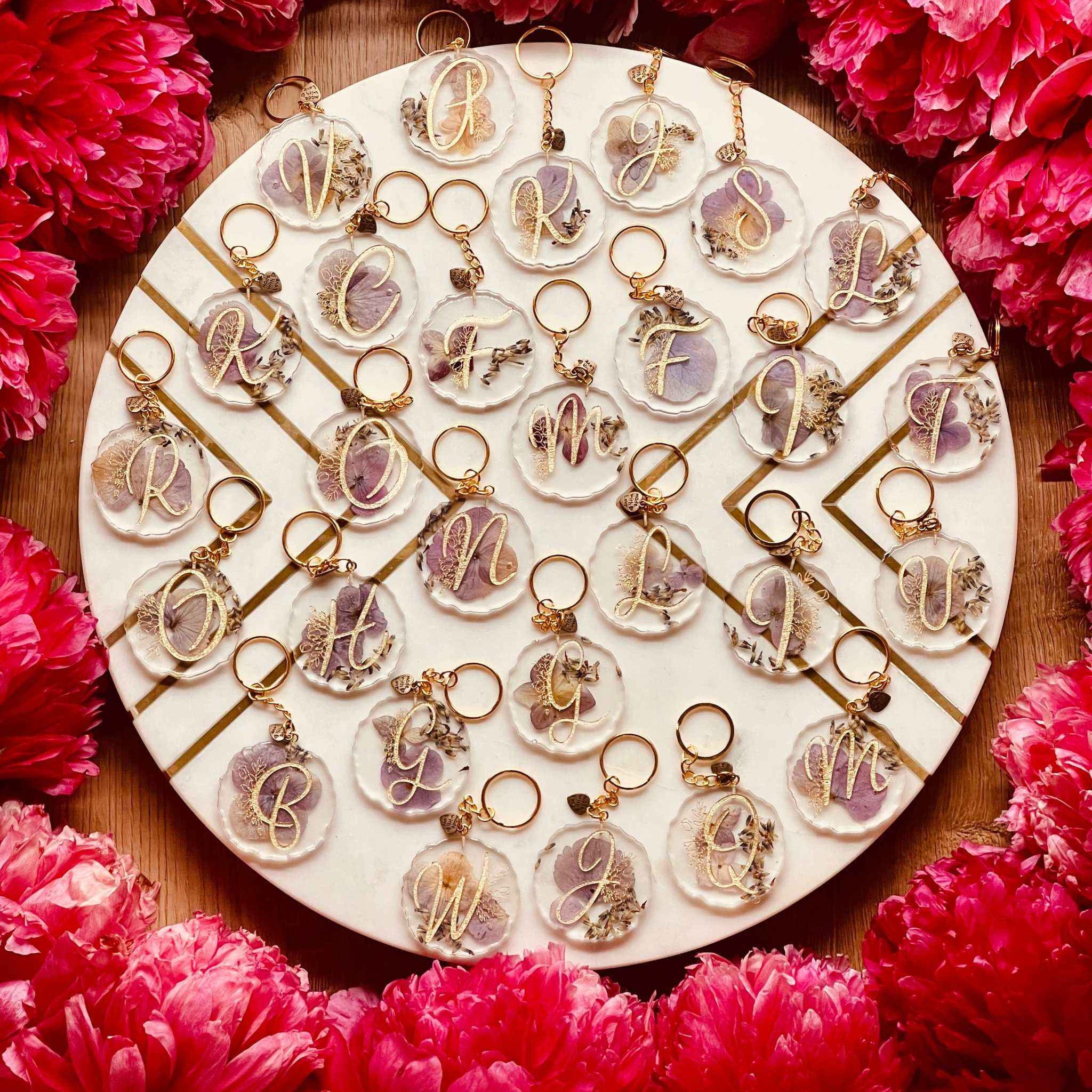 Designer Schlüsselanhänger aus Resin mit funkelnden Pigmenten und Goldakzenten