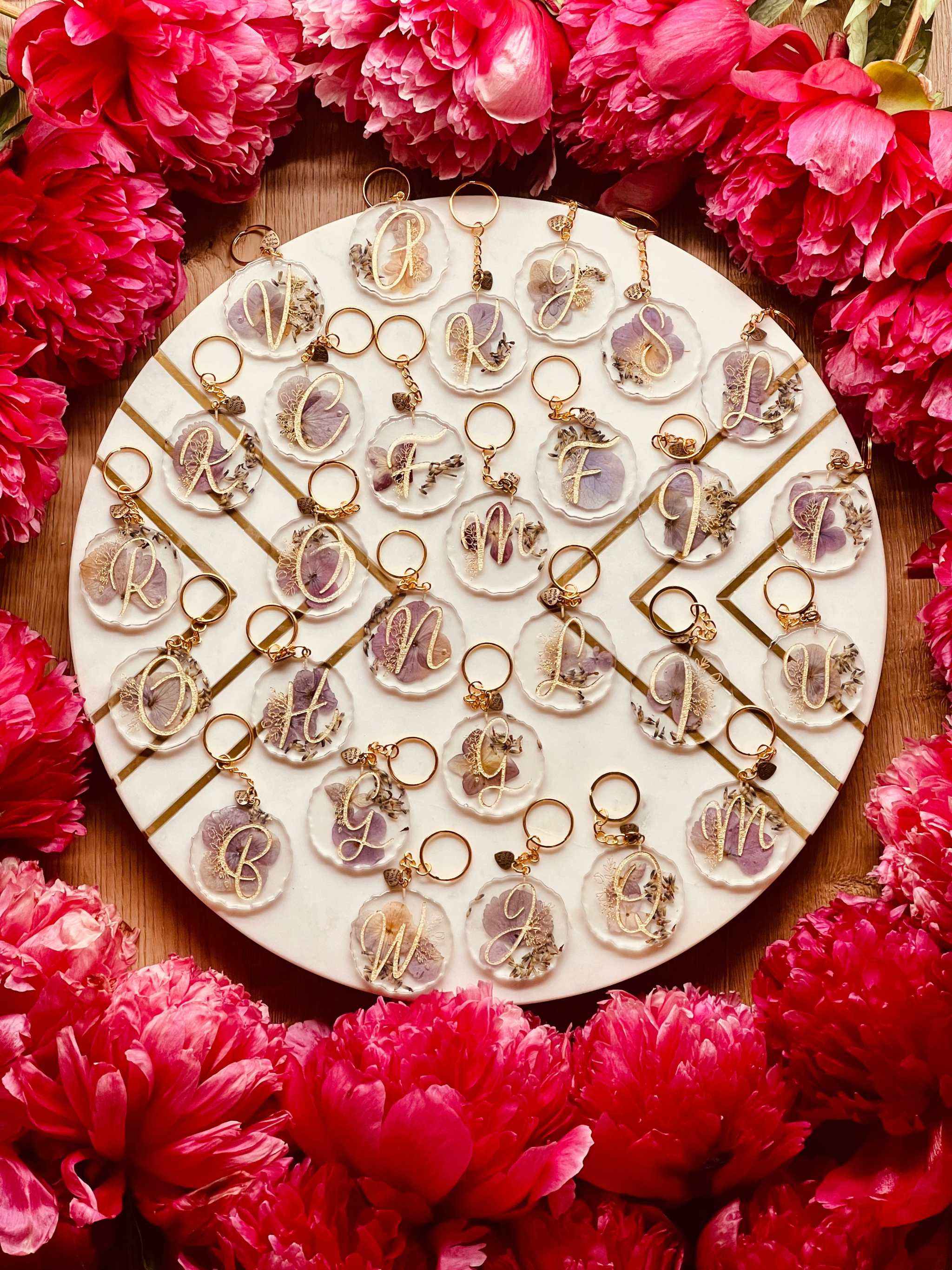 Designer Schlüsselanhänger aus Resin mit funkelnden Pigmenten und Goldakzenten