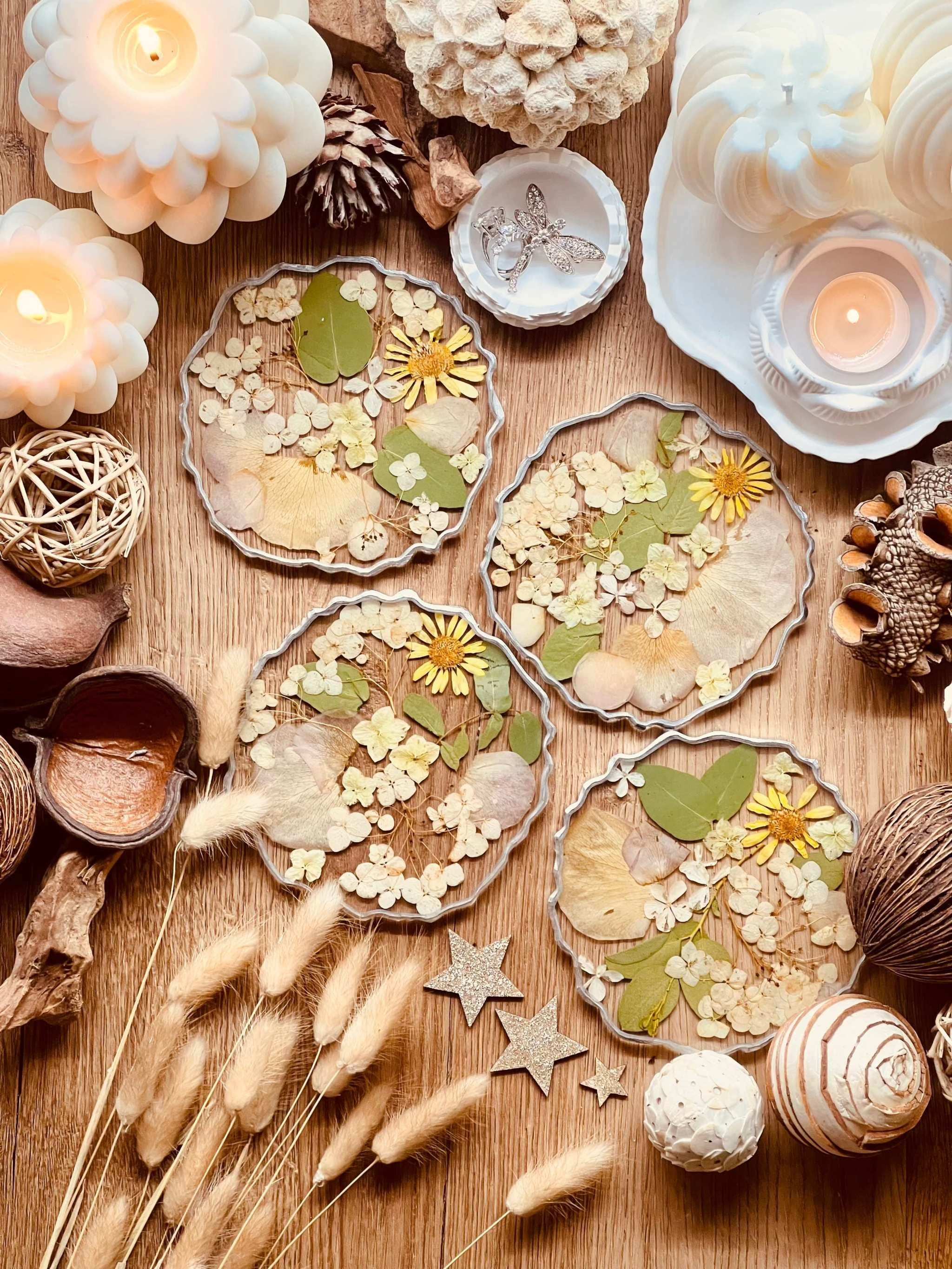 Handgefertigte Untersetzer aus Resin mit getrockneten Blumen als dekorativer Oberflächenschutz