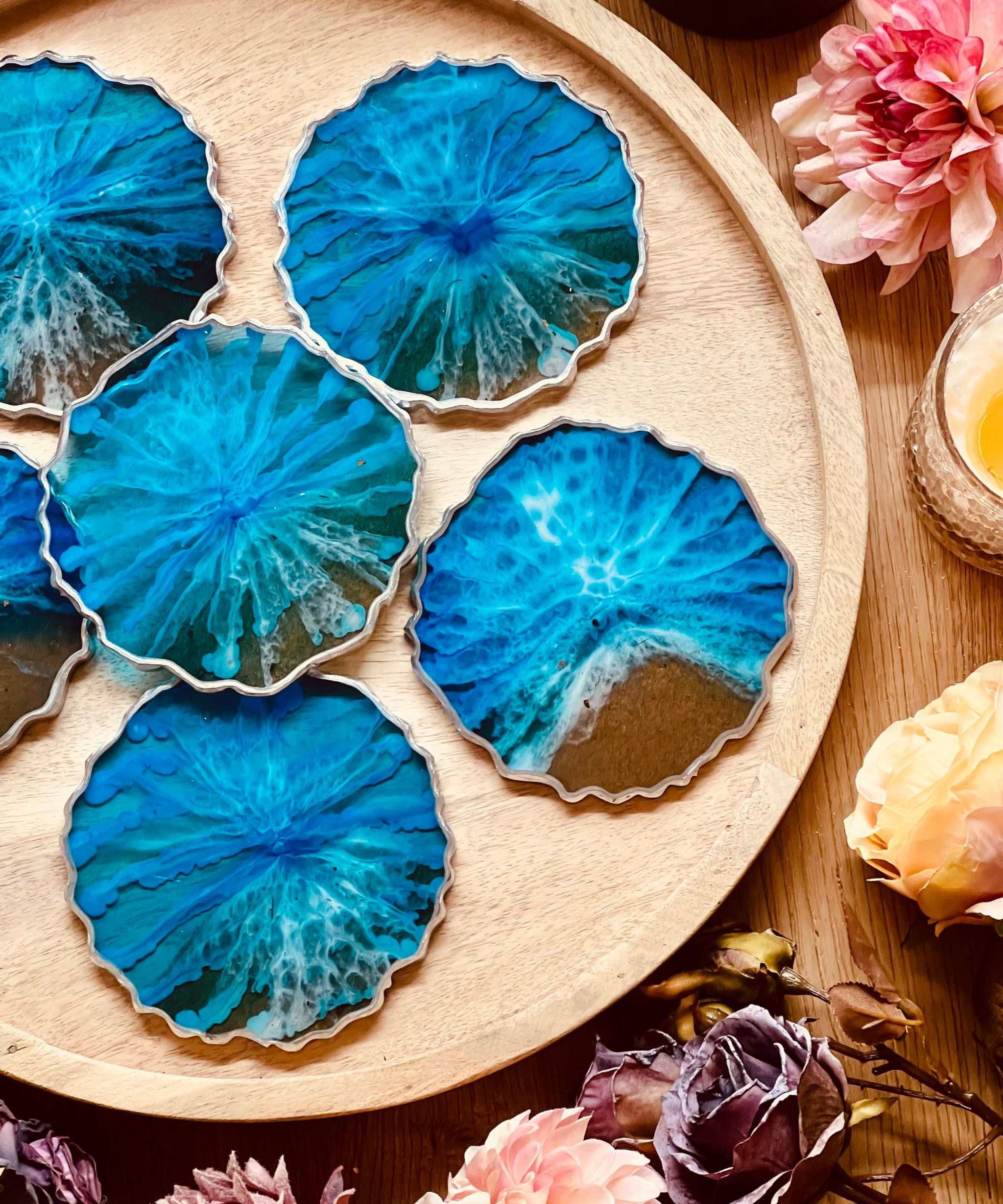 6 handgemachte Untersetzer aus Resin blau mit silbernen Details im Ocean Design auf Holztablett