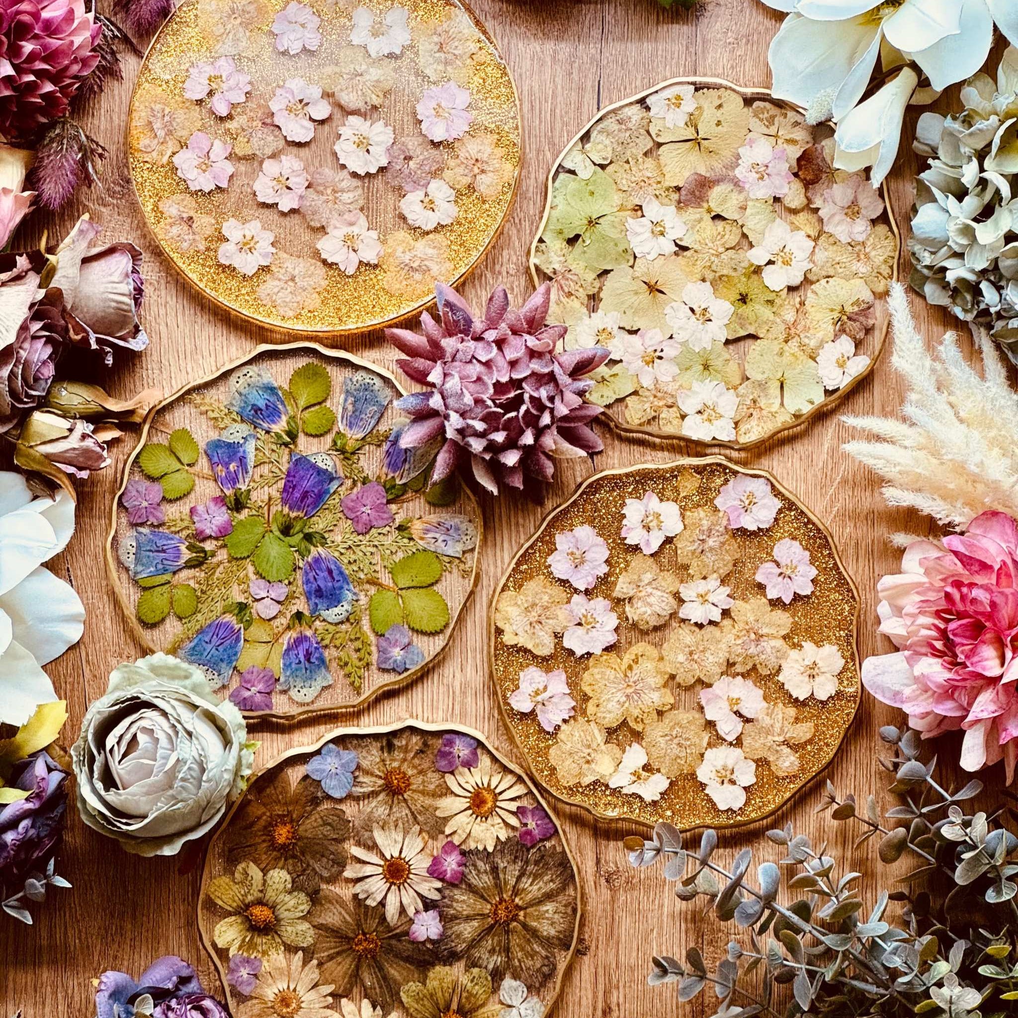 Tablett aus Resin mit Blumen und goldenen Details