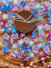 Handgefertigte Resin Uhr mit getrockneten blauen und lila Blumen und Glitzer, 28 cm Durchmesser, einzigartige Dekouhr