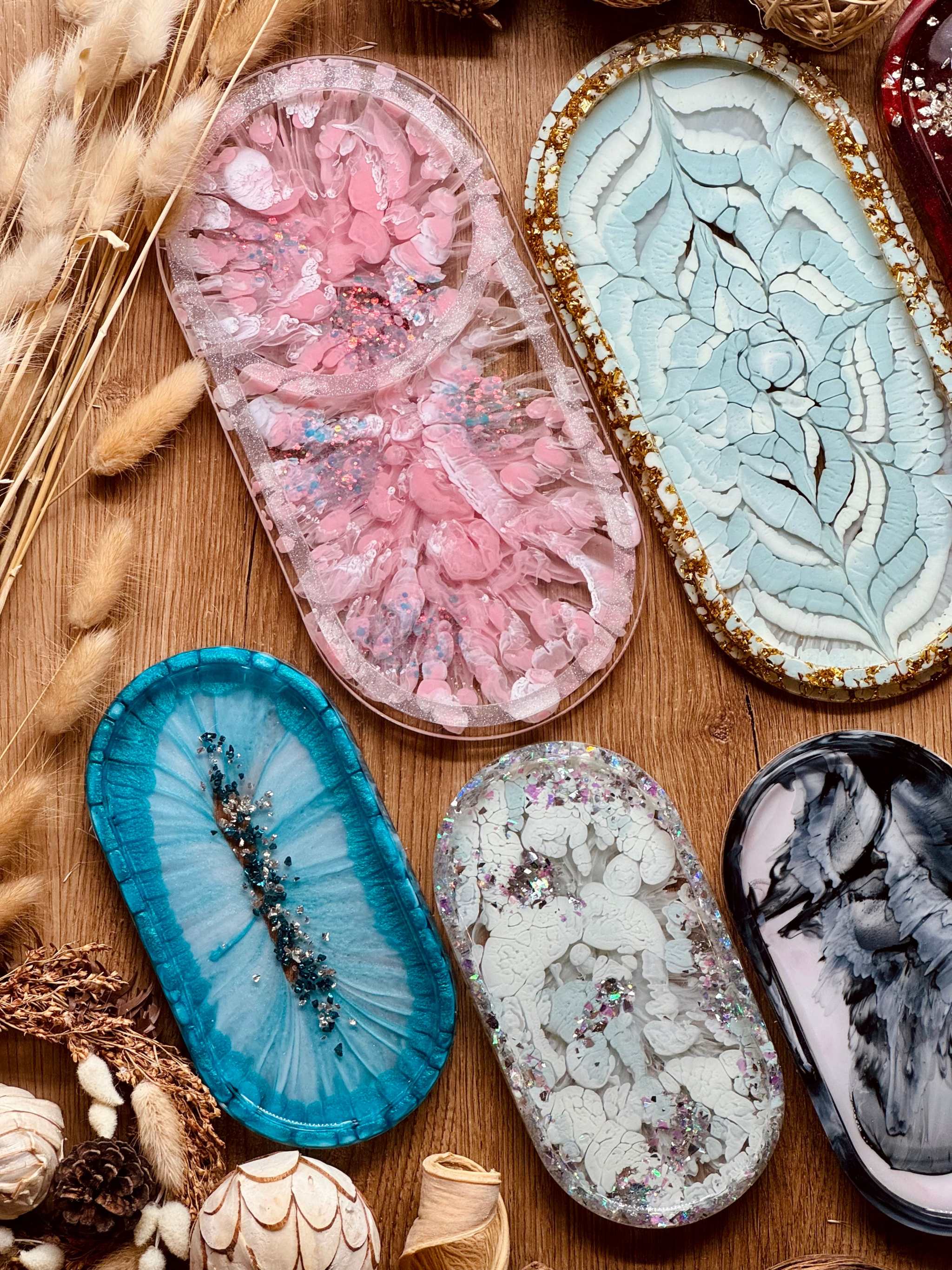 bunte handgemachte Schmuckschalen aus Resin in verschiedenen Designs als Dekoration und Geschenk