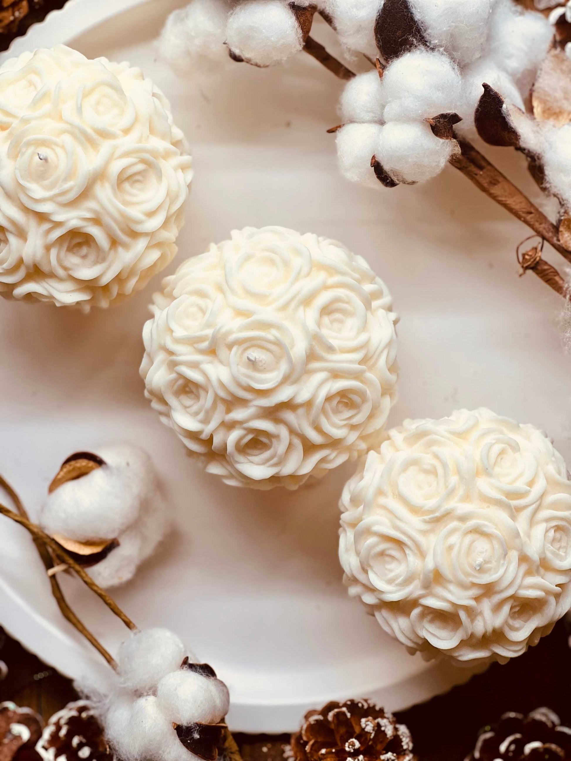 
Handgegossene Rapswachskerze in edler Rosenform, vegan und dekorativ – das perfekte Geschenk für Blumenliebhaber und umweltbewusste Deko.