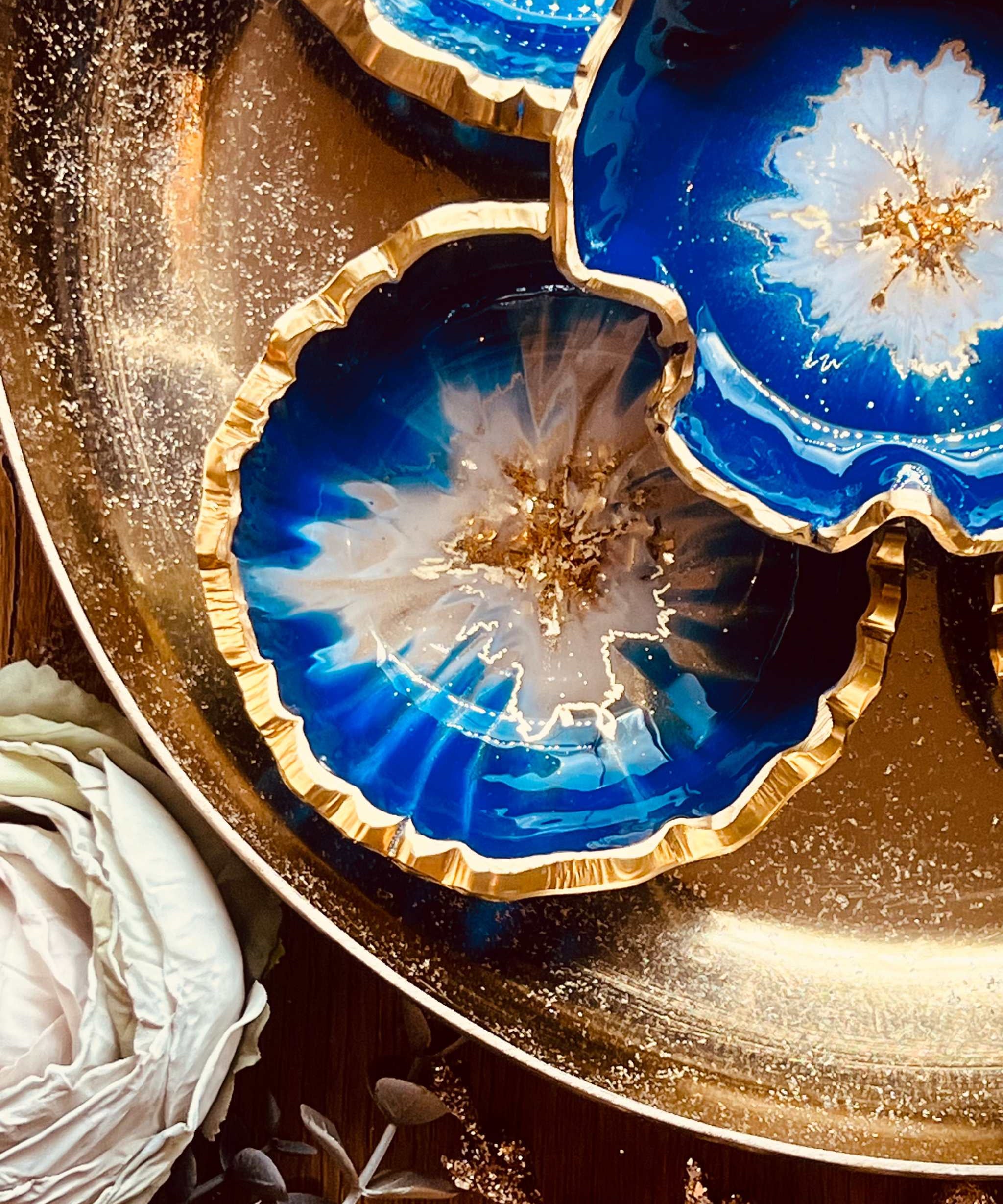Handgemachte blaue Schmuckschalen aus Resin mit goldenen Details, Durchmesser ca. 10cm, einzigartige Unikate als Dekoration und Geschenk