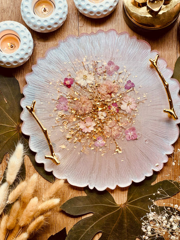 Tablett aus Resin mit rosa Blumen und goldenen Details