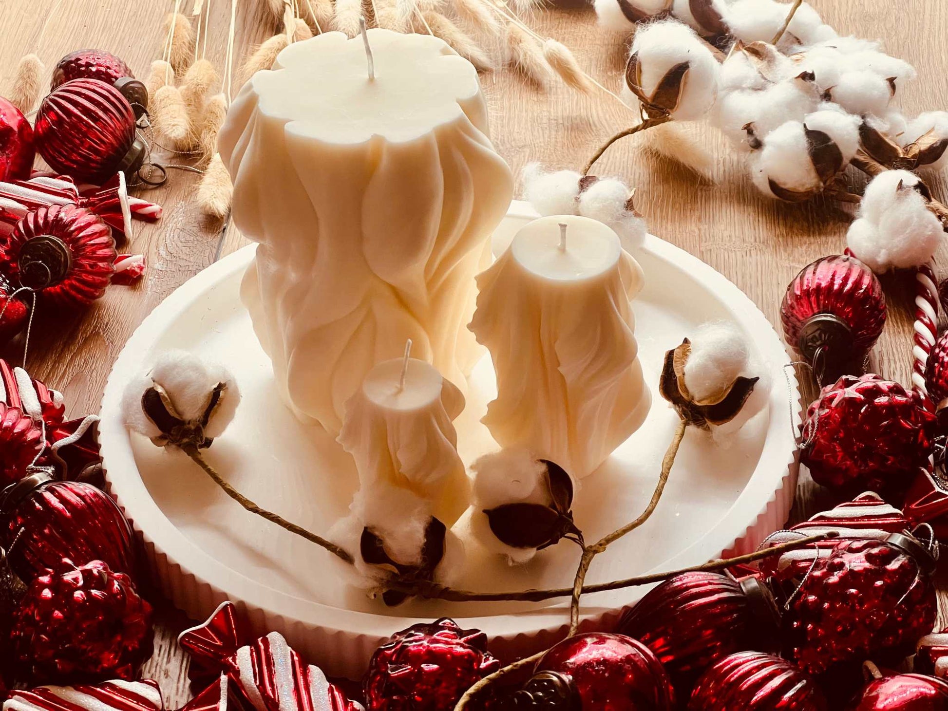 Handgemachte Rapswachskerze in ausgefallener Form – umweltfreundlich, vegan und perfekt als stilvolles Geschenk oder Deko.
Die Kerzen werden mit handgemachten, weissen Tabletts aus Giesskeramik zum Blickfang.