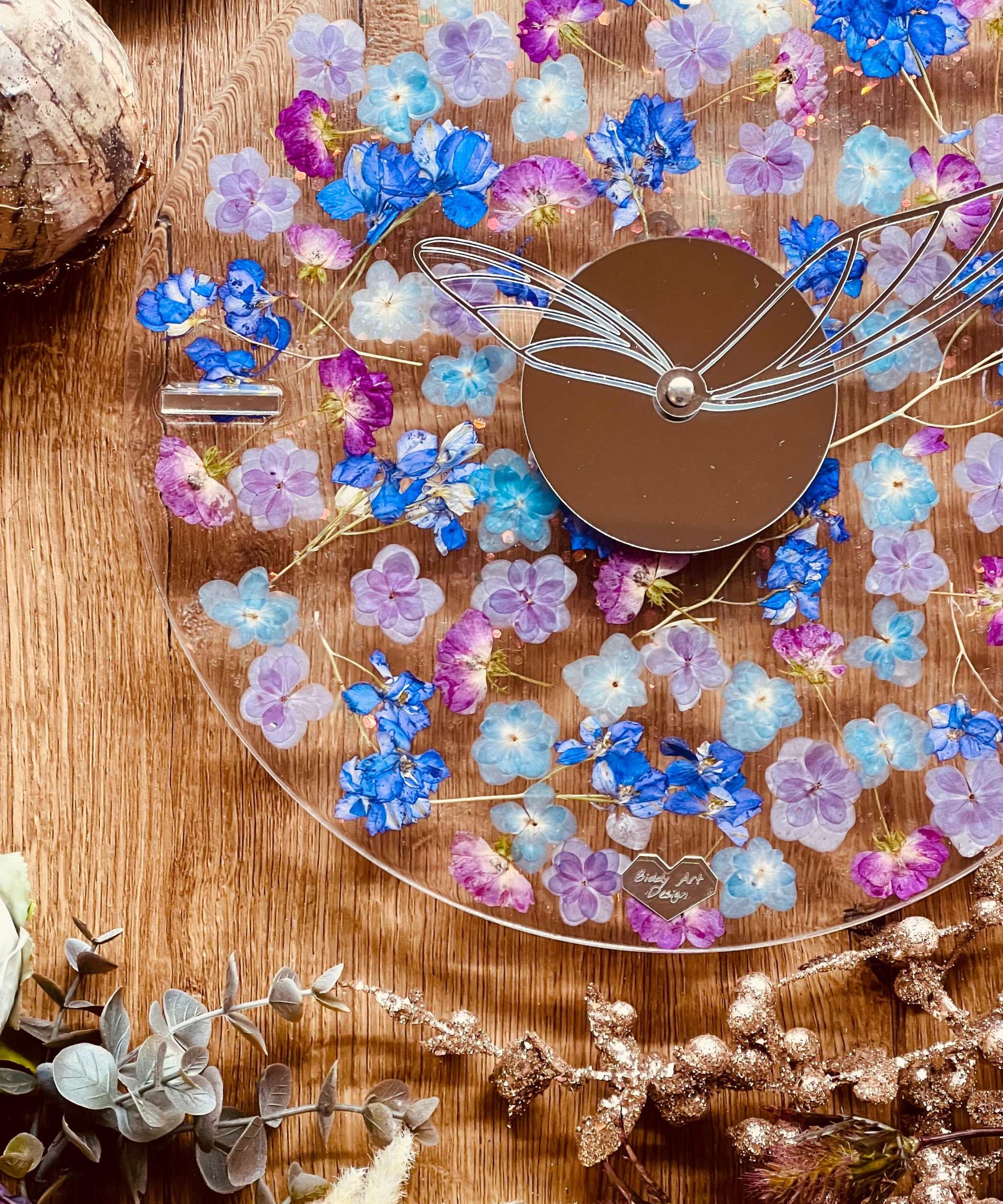 Handgemachte Resin Uhr mit getrockneten blauen und violetten Blumen und Glitzer, 28 cm Durchmesser, einzigartiges Unikat