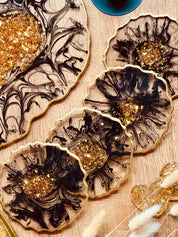 Schwarzes Resin Tablett und 8 Untersetzer mit goldenem 3D Design und goldenen Details, handgemacht, dekorativ für Wohn- und Esszimmer