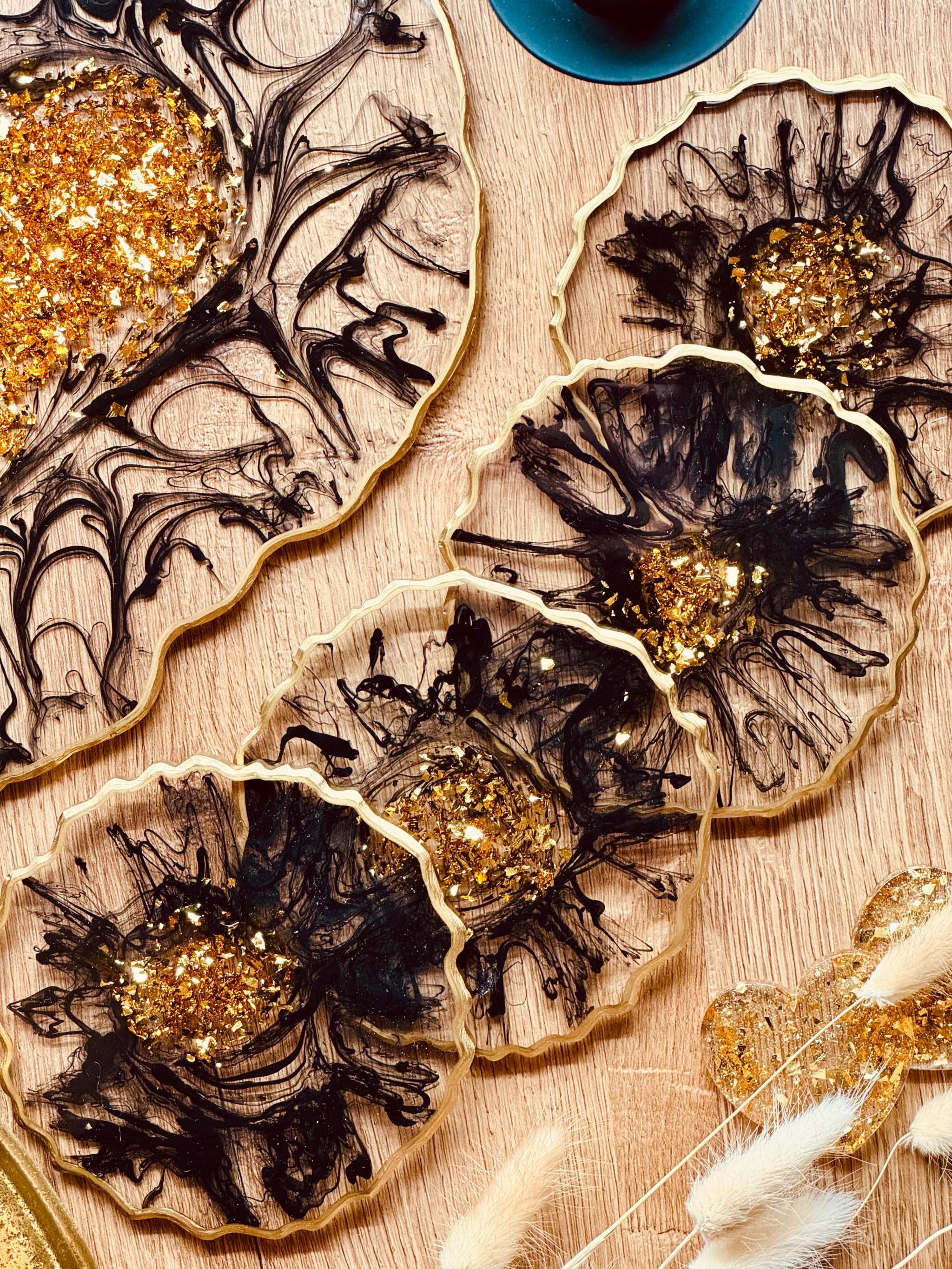 Schwarzes Resin Tablett und 8 Untersetzer mit goldenem 3D Design und goldenen Details, handgemacht, dekorativ für Wohn- und Esszimmer