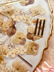 Handgemachte Resin Uhr mit getrockneten Hortensienblüten und goldfarbenem Rand, einzigartiges dekoratives Kunstwerk