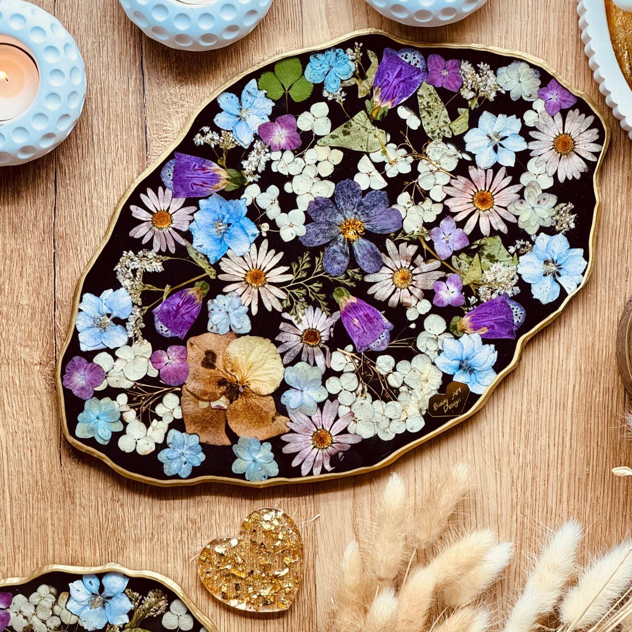 Tablett aus Resin in schwarz mit Blumen und goldenen Details